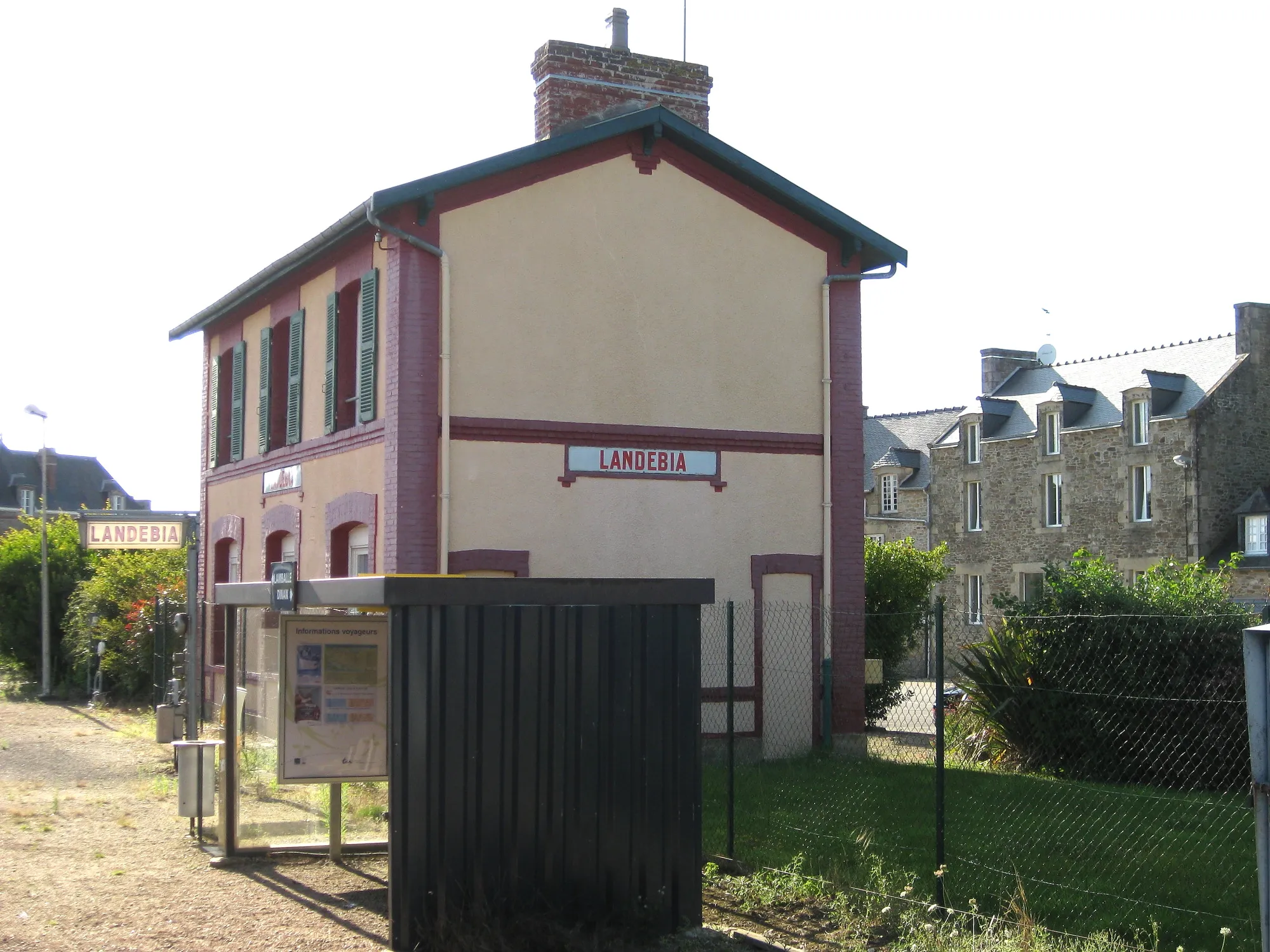 Photo showing: L'ancien bâtiment voyageurs de la gare de Landébia