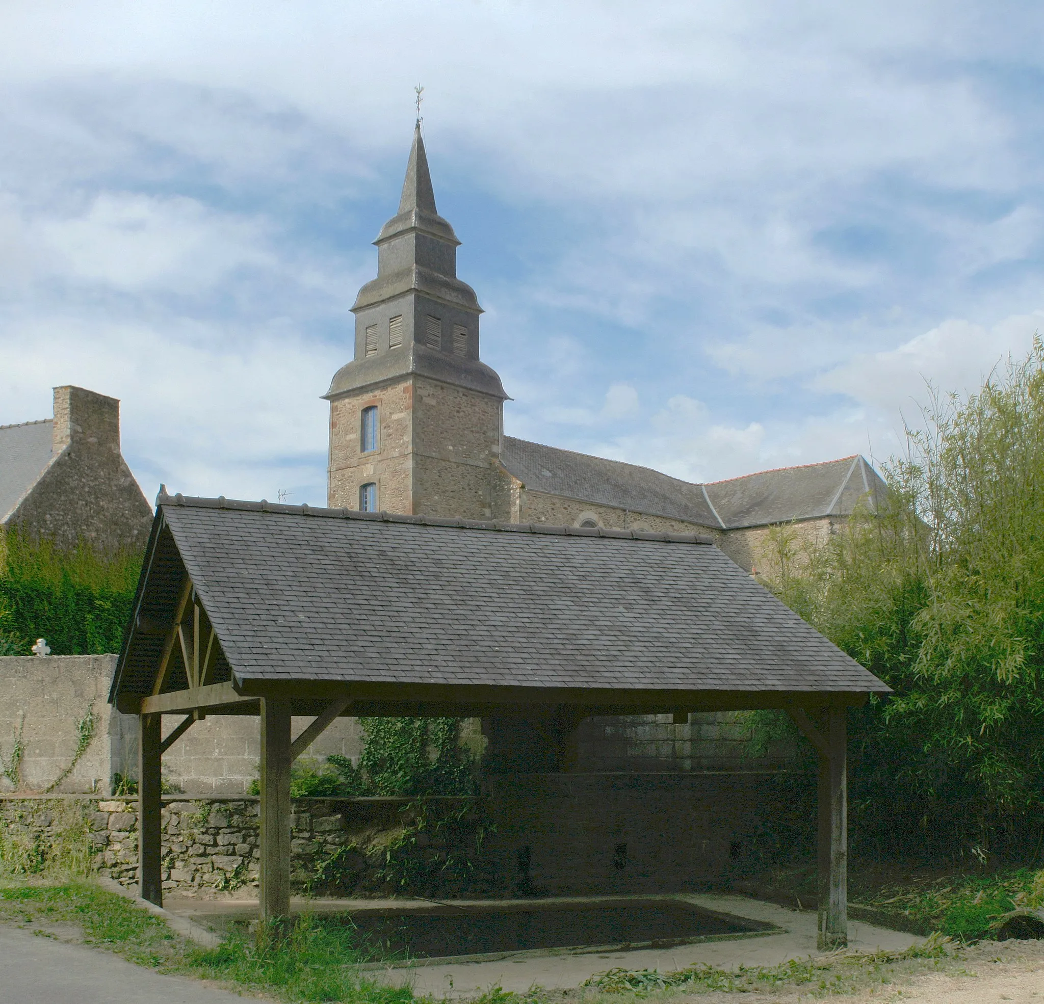 Photo showing: St-Peter church of Pleslin-Trigavou, and wash house in foreground.