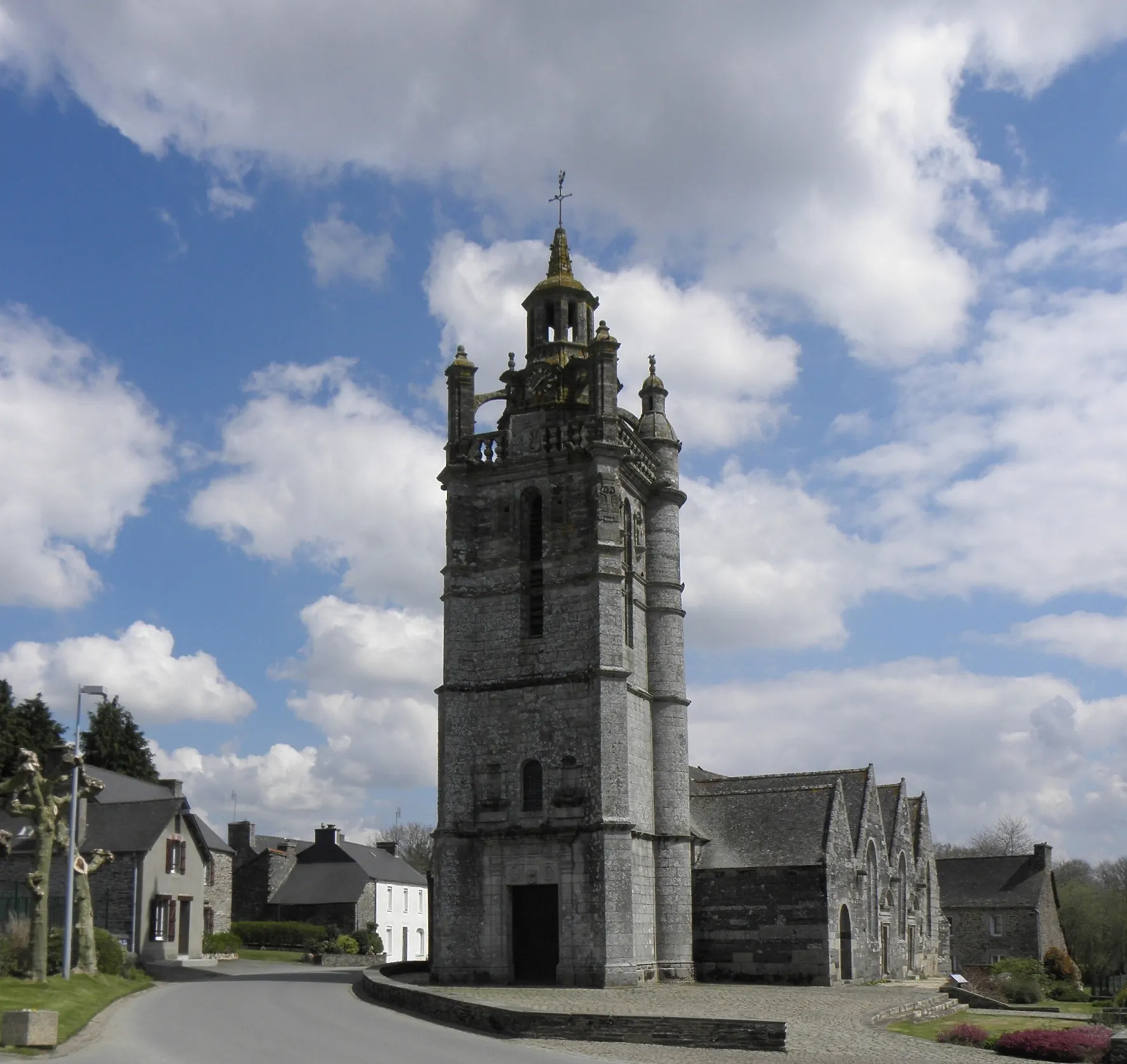 Photo showing: Église Saint-Gildas de Laniscat (22). Clocher et flanc sud.