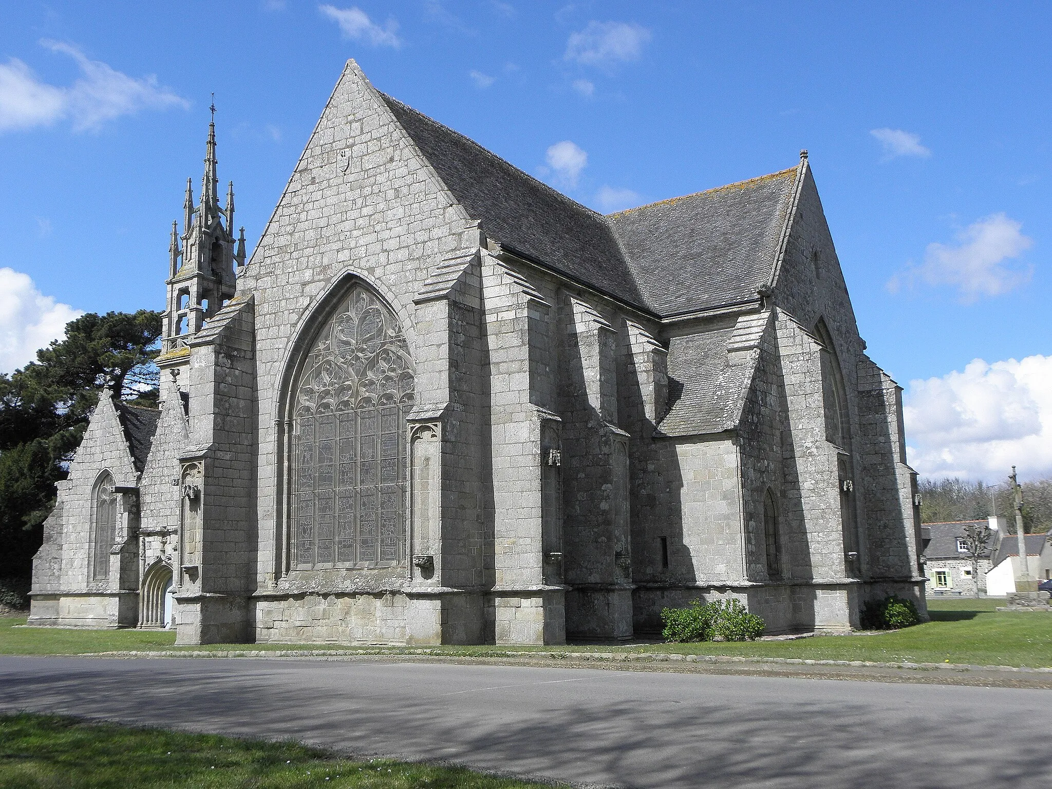 Photo showing: Vue méridionale de la chapelle N.D. de la Cour en Lantic (22).