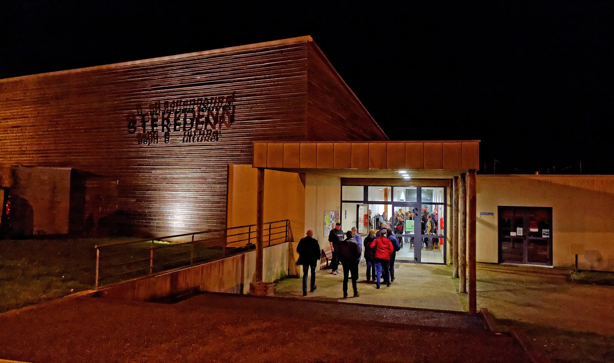 Photo showing: Le centre culturel Steredenn de Lanvellec lors du concert de Gérard Jaffrès le 5 mars 2016.