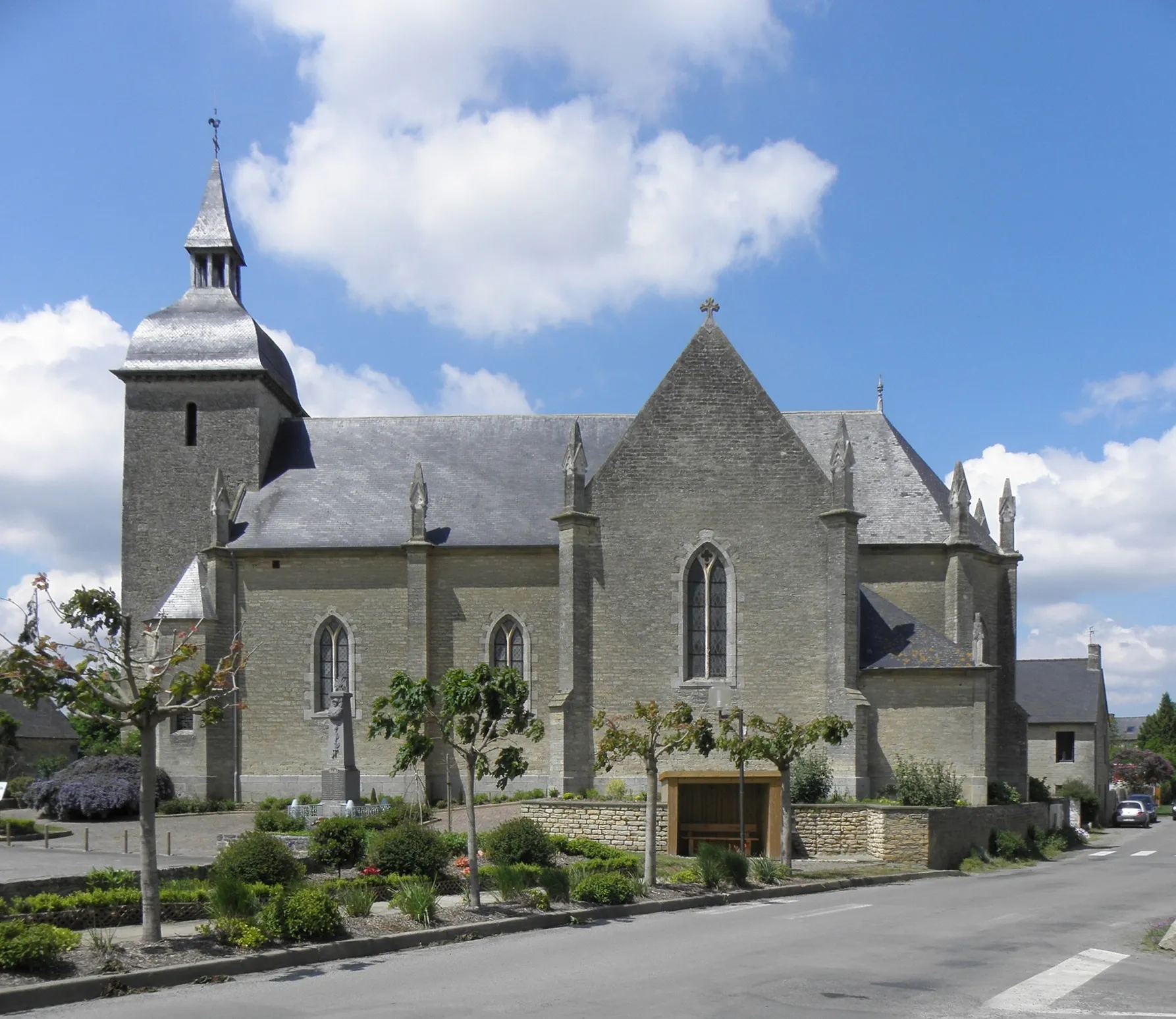 Photo showing: Église Notre-Dame du Quiou (22). Vue méridionale.