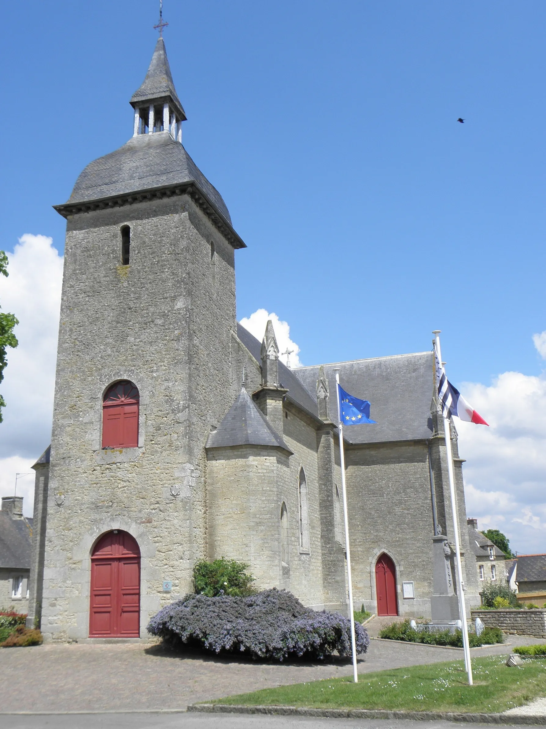 Photo showing: Église Notre-Dame du Quiou (22). Façade occidentale et flanc sud.