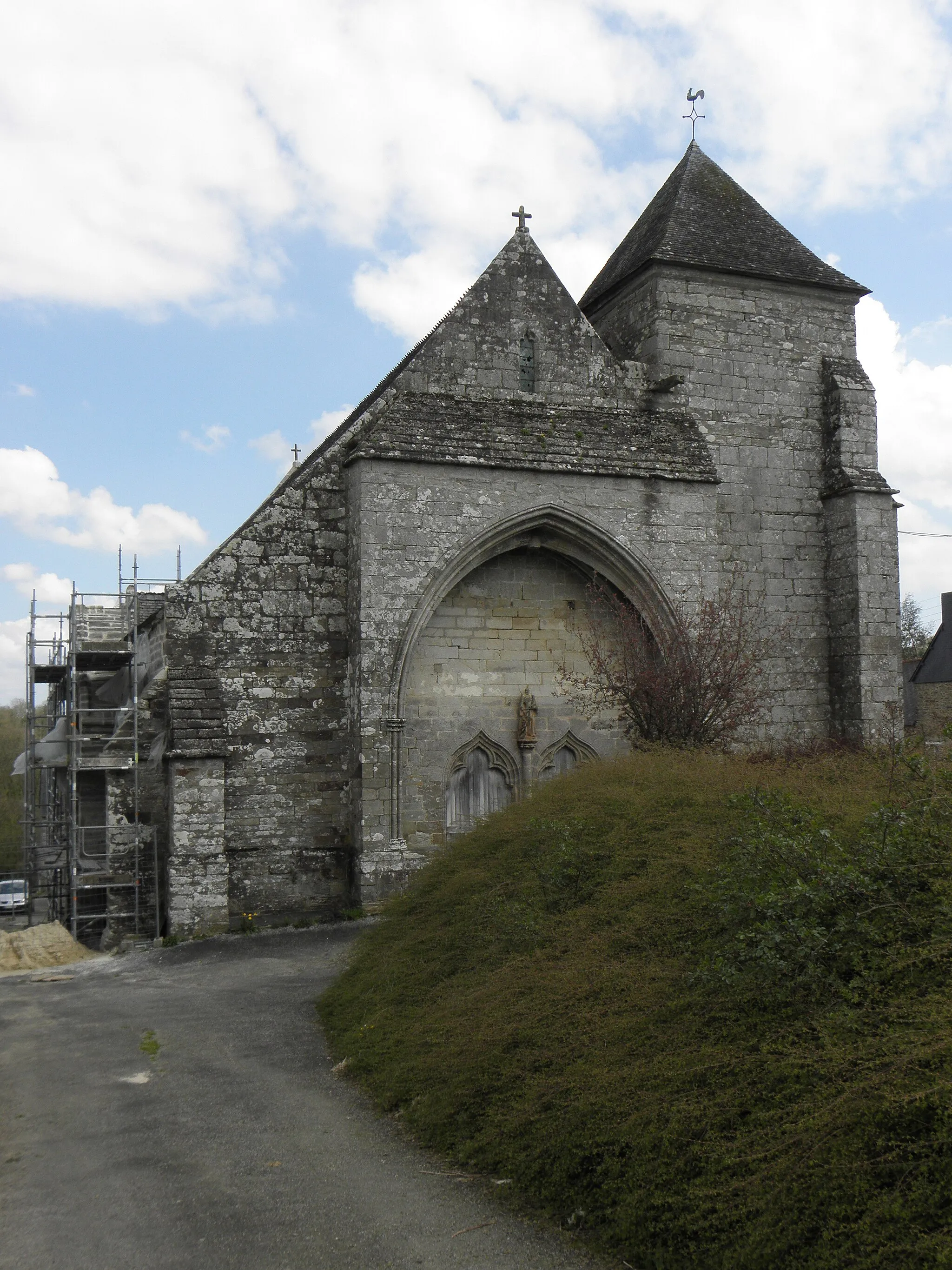 Photo showing: Chapelle Saint-Jacques en Merléac (22). Façade occidentale.