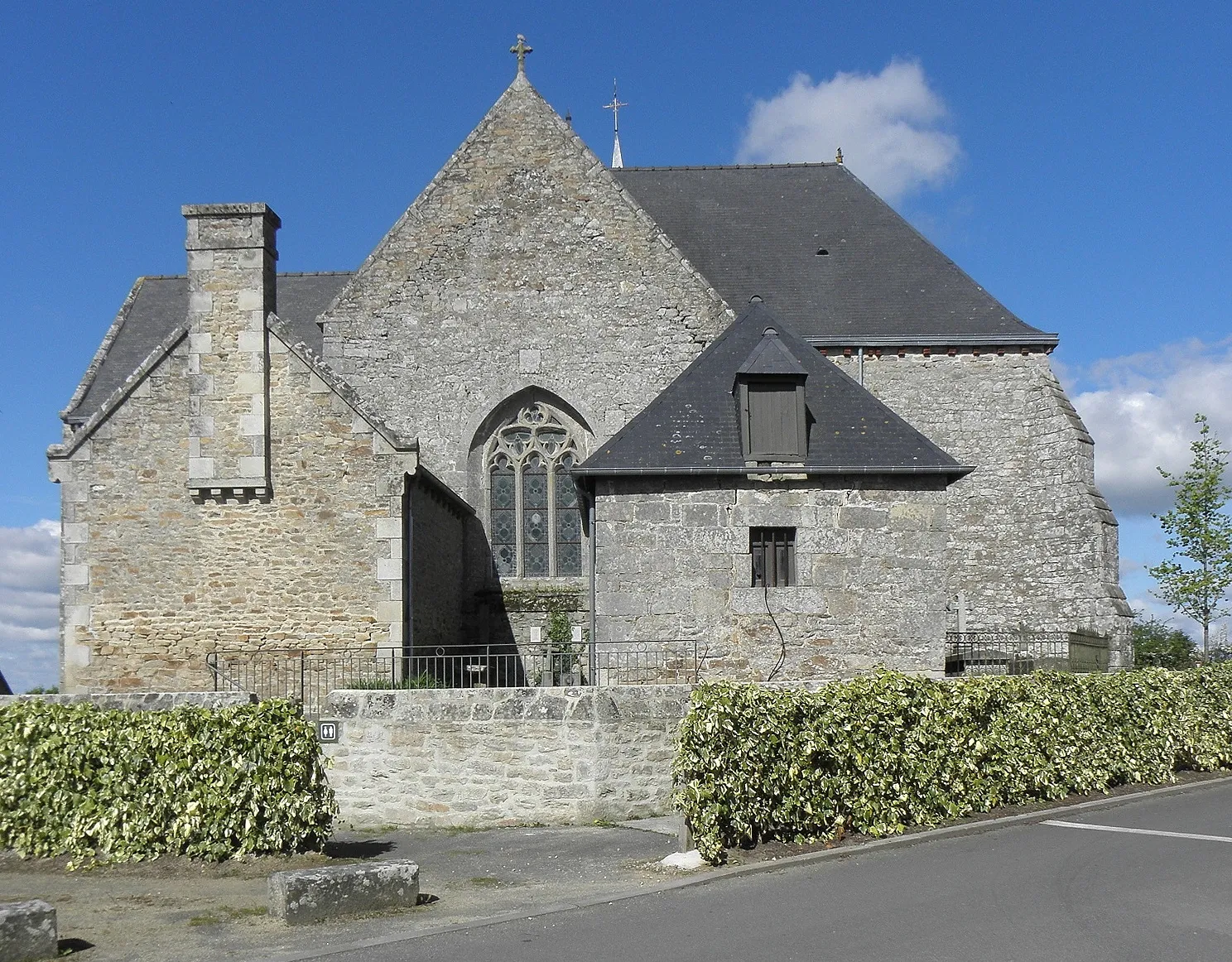 Photo showing: Église Saint-Pierre et Saint-Paul de Mégrit (22). Chevet.