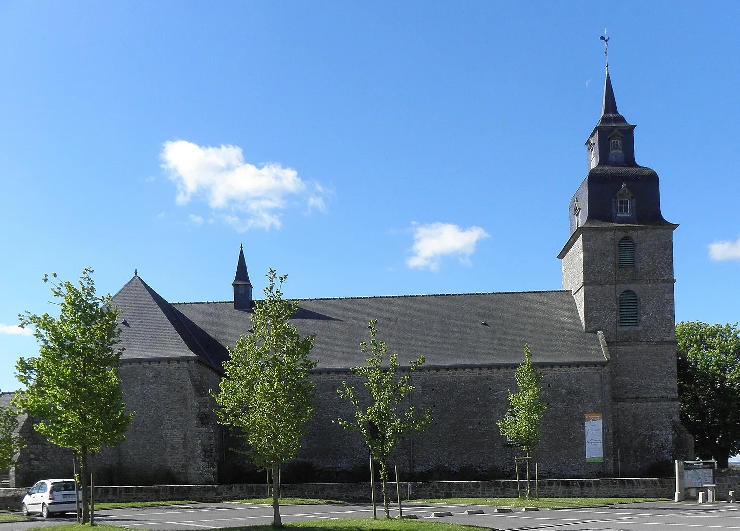 Photo showing: Église Saint-Pierre et Saint-Paul de Mégrit (22). Vue septentrionale.