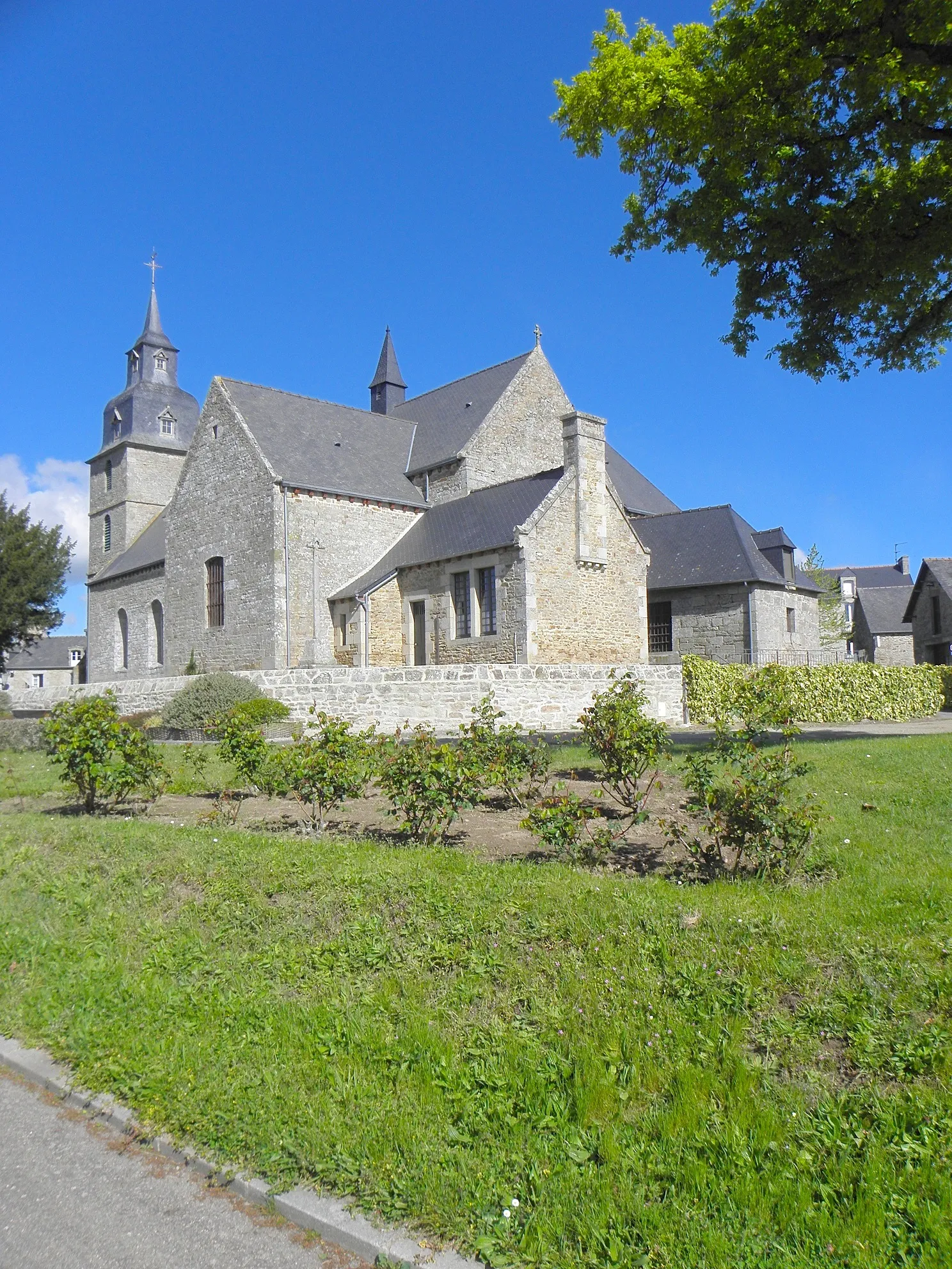 Photo showing: Église Saint-Pierre et Saint-Paul de Mégrit (22). Chevet et flanc sud.