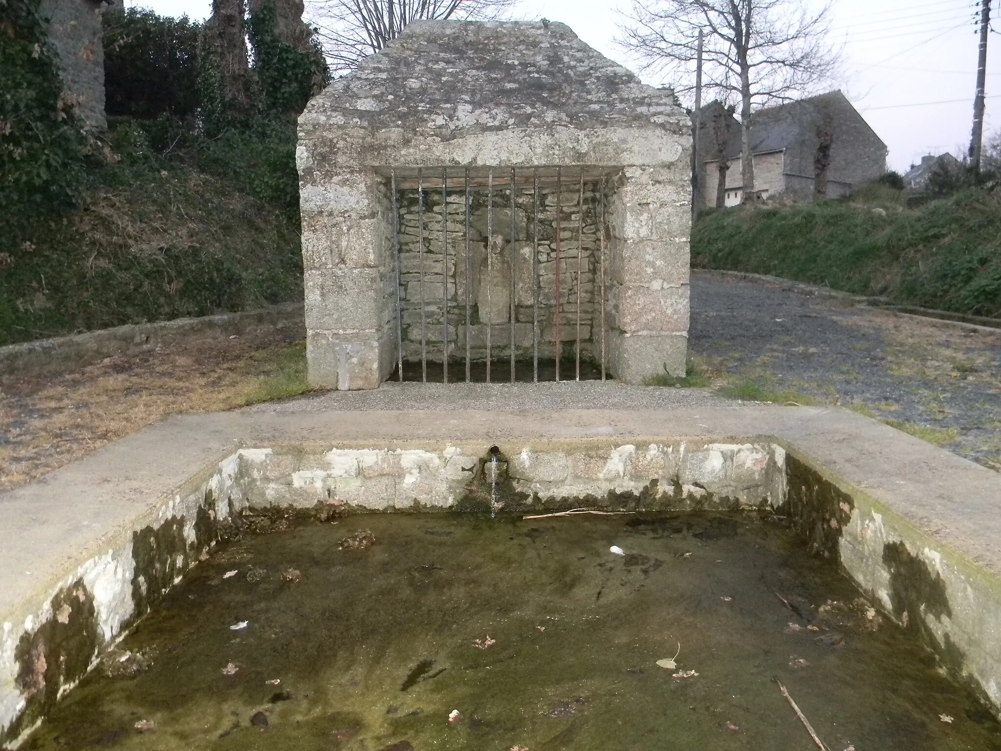 Photo showing: Fontaine au lieu-dit Saint Laurent à Plémy