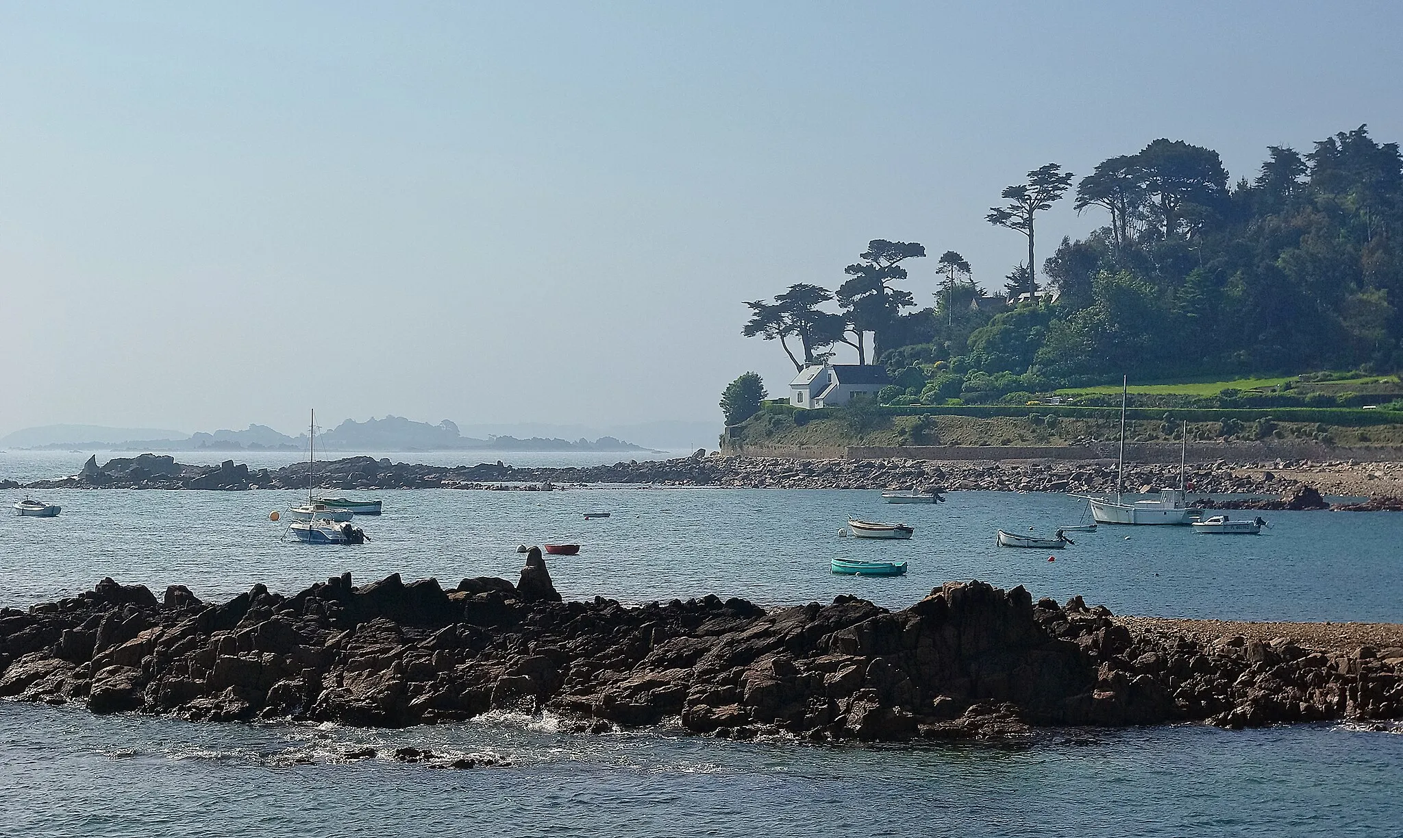 Photo showing: Summer haze on Pointe de l'Arcouest. Ploubazlanec, Côtes-d'Armor,France.