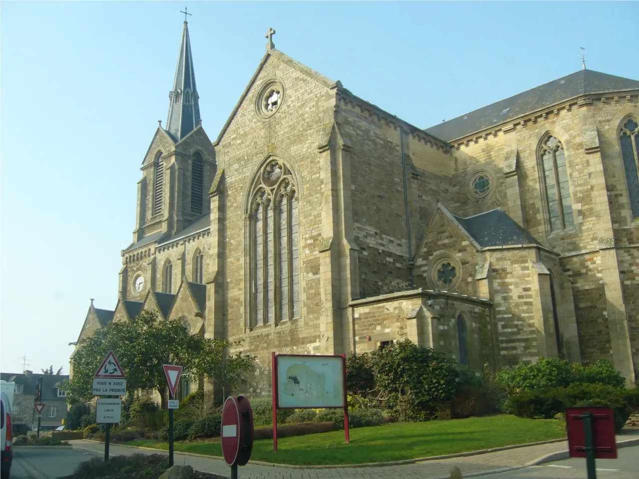Photo showing: Church of Ploubalay's village (Côtes-d'Armor, France)