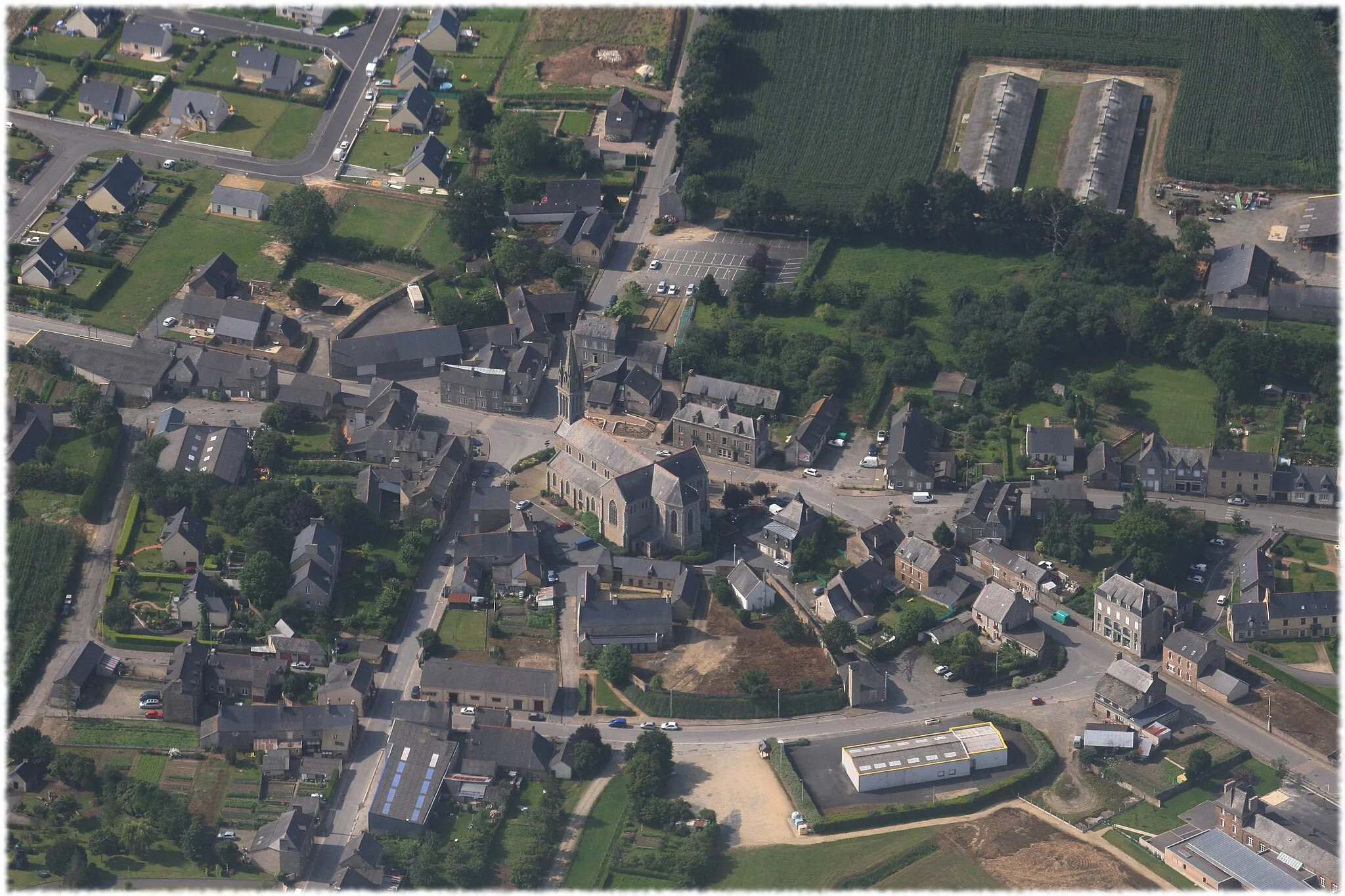 Photo showing: Une vue aérienne du centre de Plouasne.