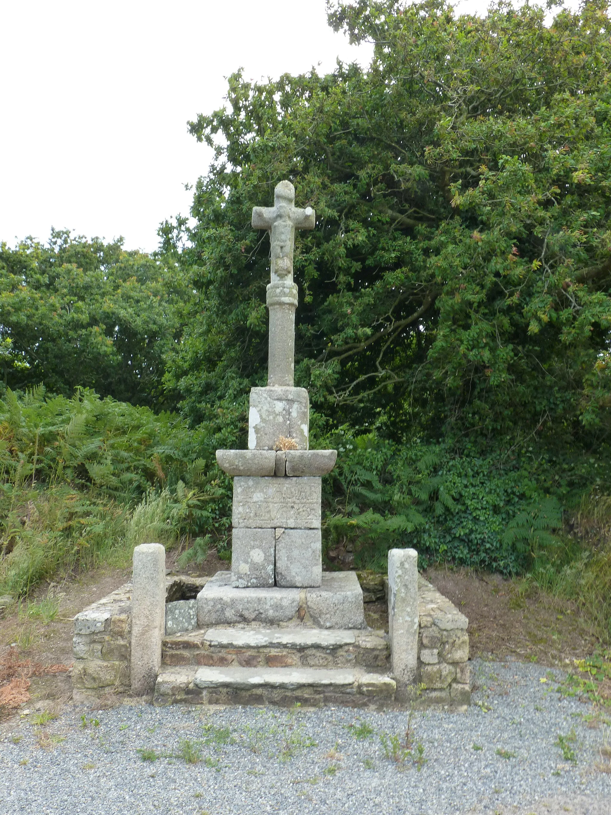 Photo showing: Croix du salut avec son socle datant du début du 18ème siècle