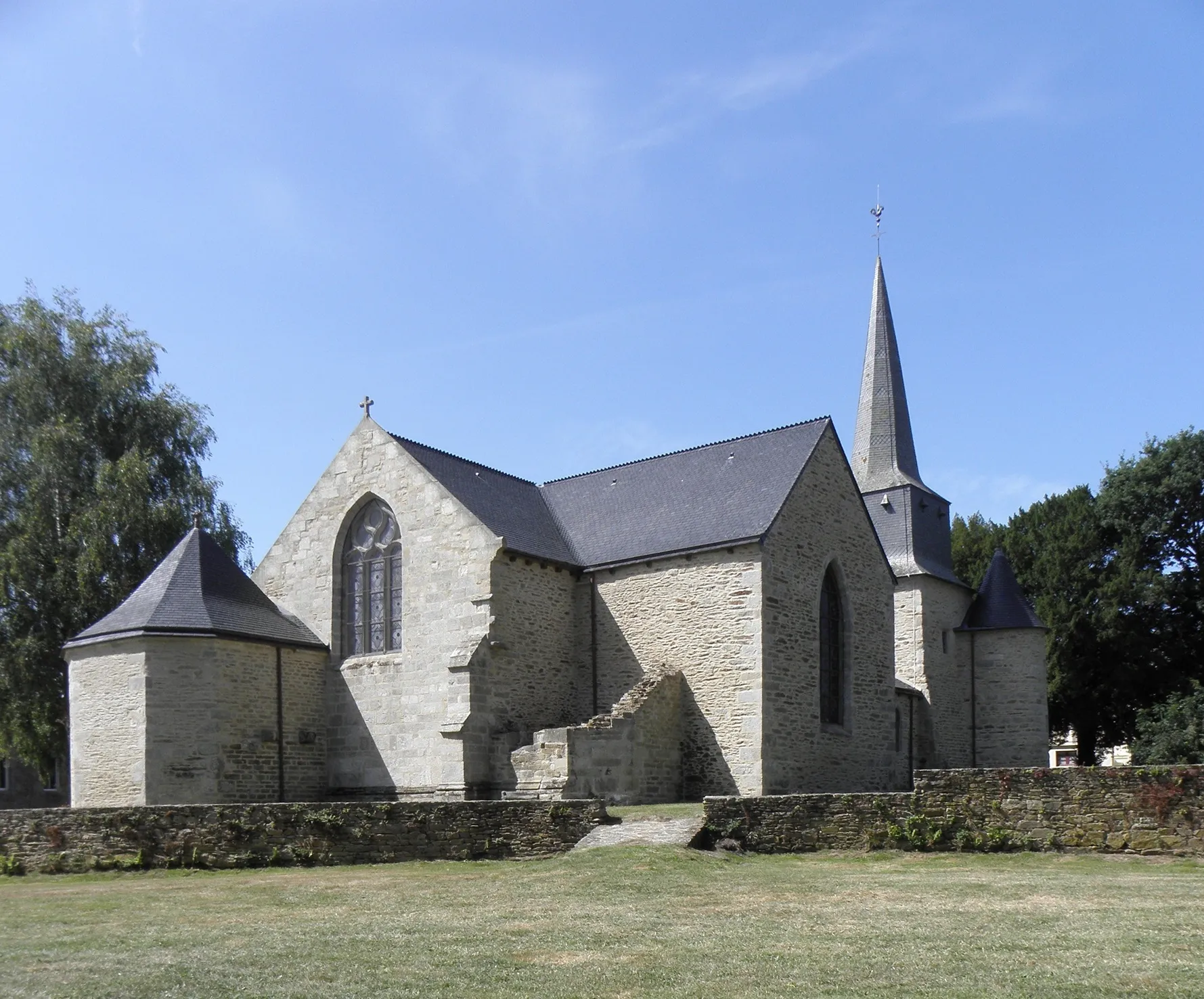 Photo showing: Église Saint-Pierre sise au Vieux-Bourg de Plouguenast (22). Chevet et flanc nord.