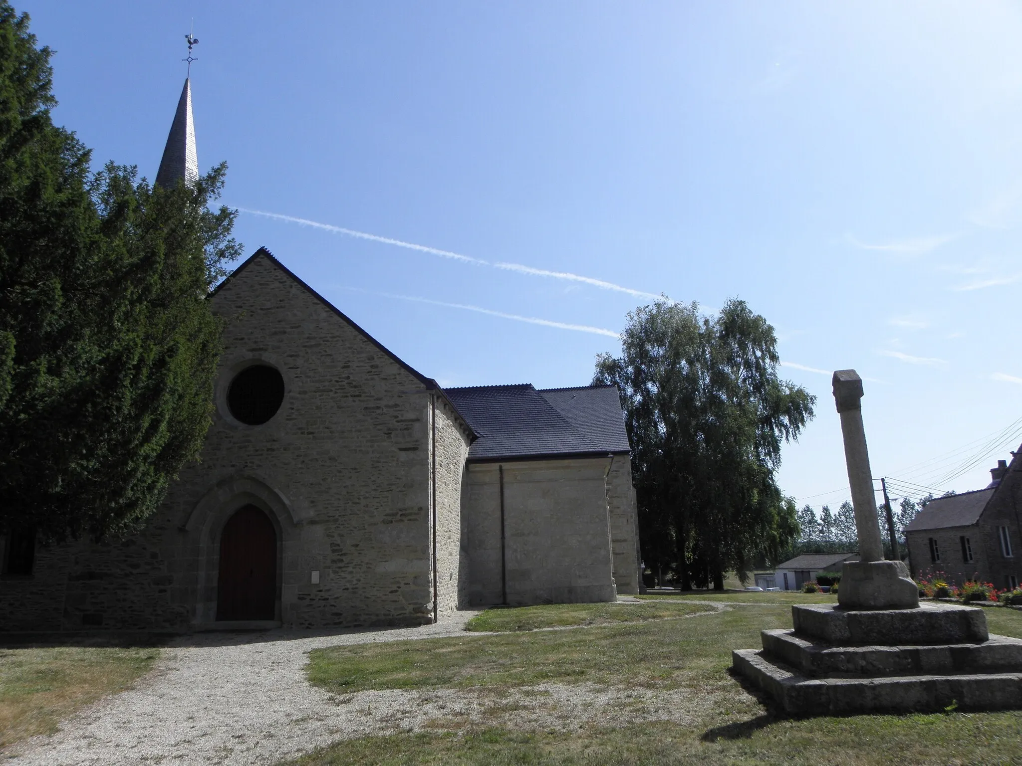 Photo showing: Église Saint-Pierre sise au Vieux-Bourg de Plouguenast (22). Croix de cimetière et façade occidentale.