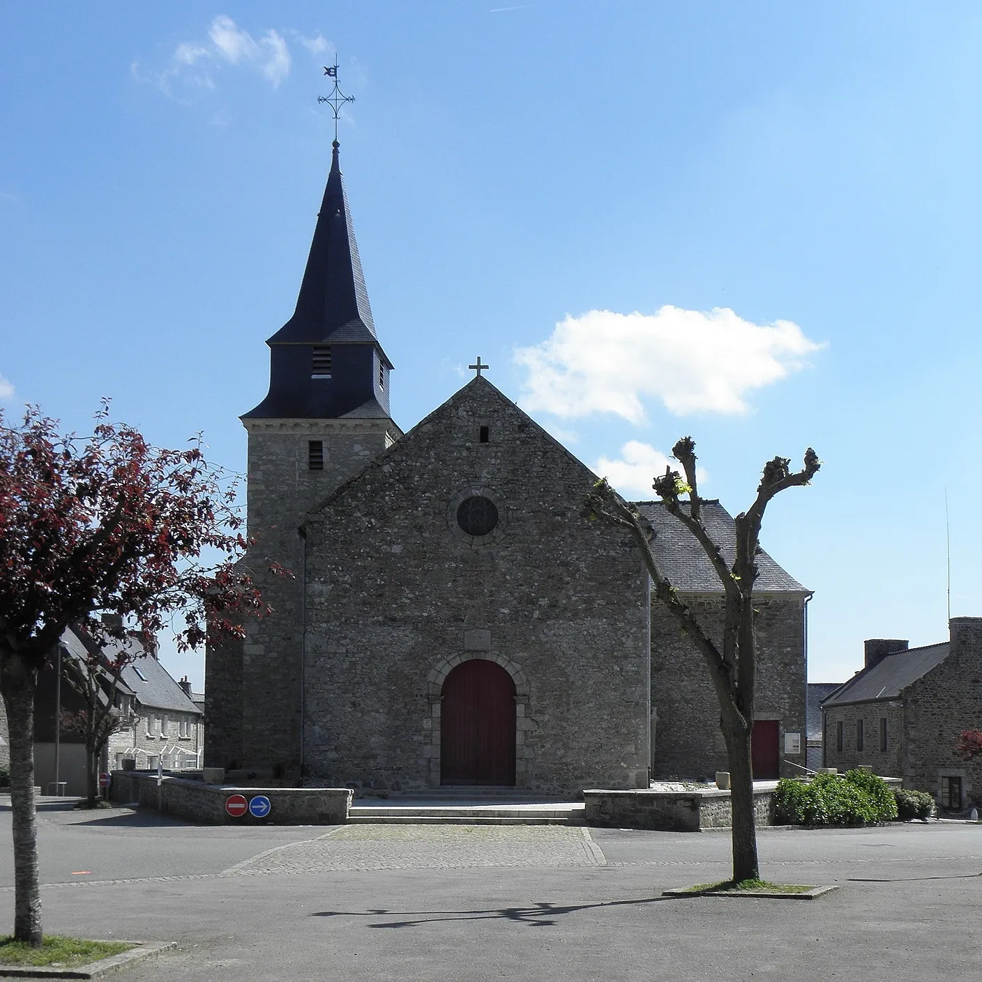 Photo showing: Église Saint-Pierre de Saint-Carné (22). Façade occidentale.