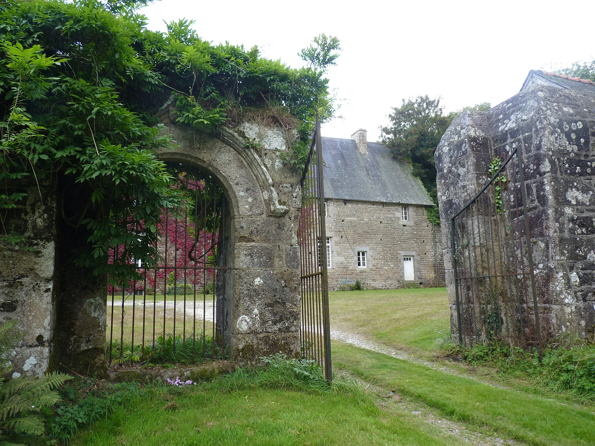 Photo showing: Manoir de la Grand'Isle à Saint-Bihy vue depuis l'extérieur du portail d'entrée