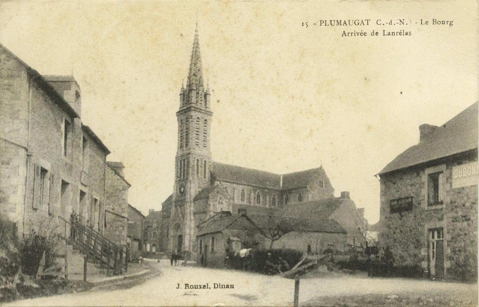 Photo showing: Le bourg. Arrivée de Lanrelas.