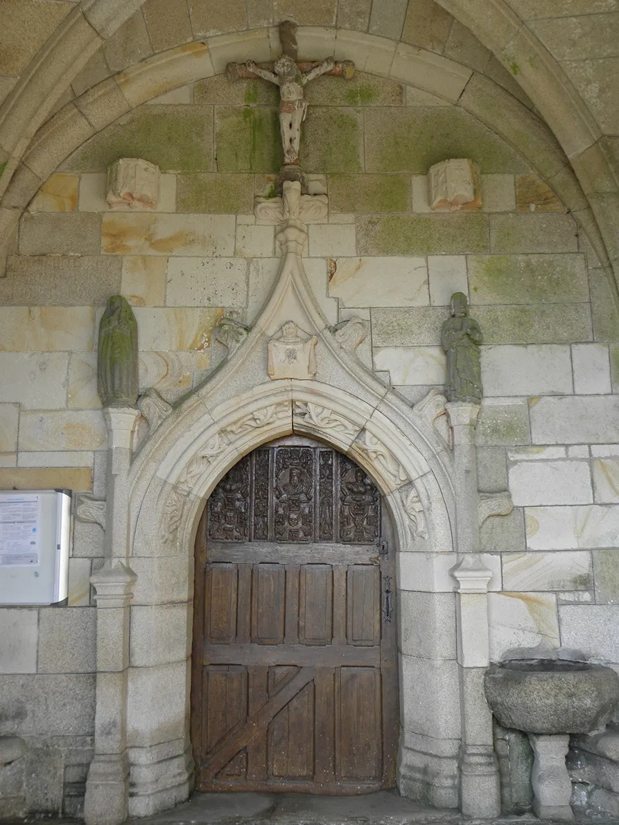 Photo showing: Porte du proche sud de l'église Notre-Dame-de-Grâces de Plusquellec (22).