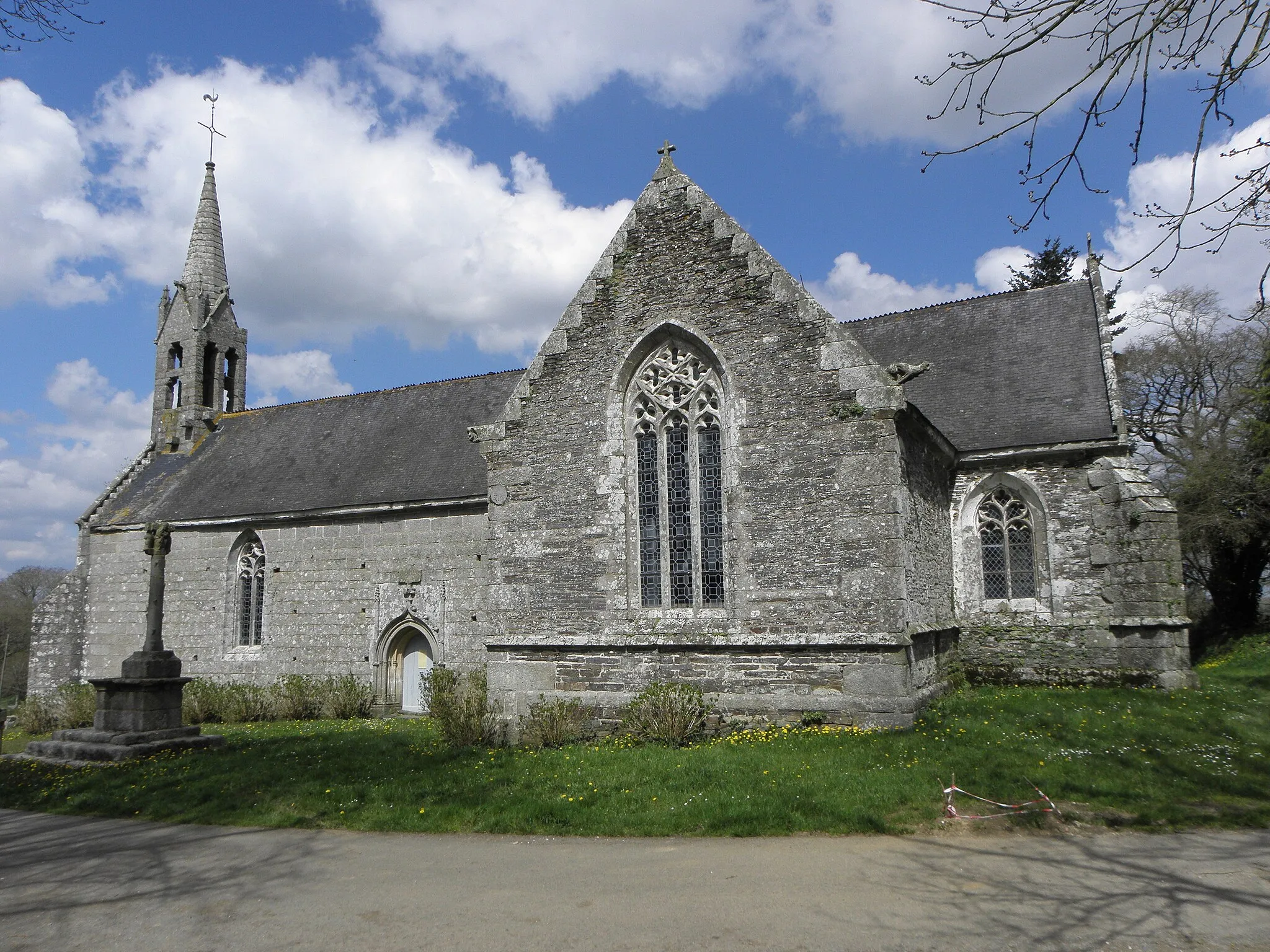 Photo showing: Chapelle Notre-Dame de Sélédin en Plussulien (22). Vue méridionale.