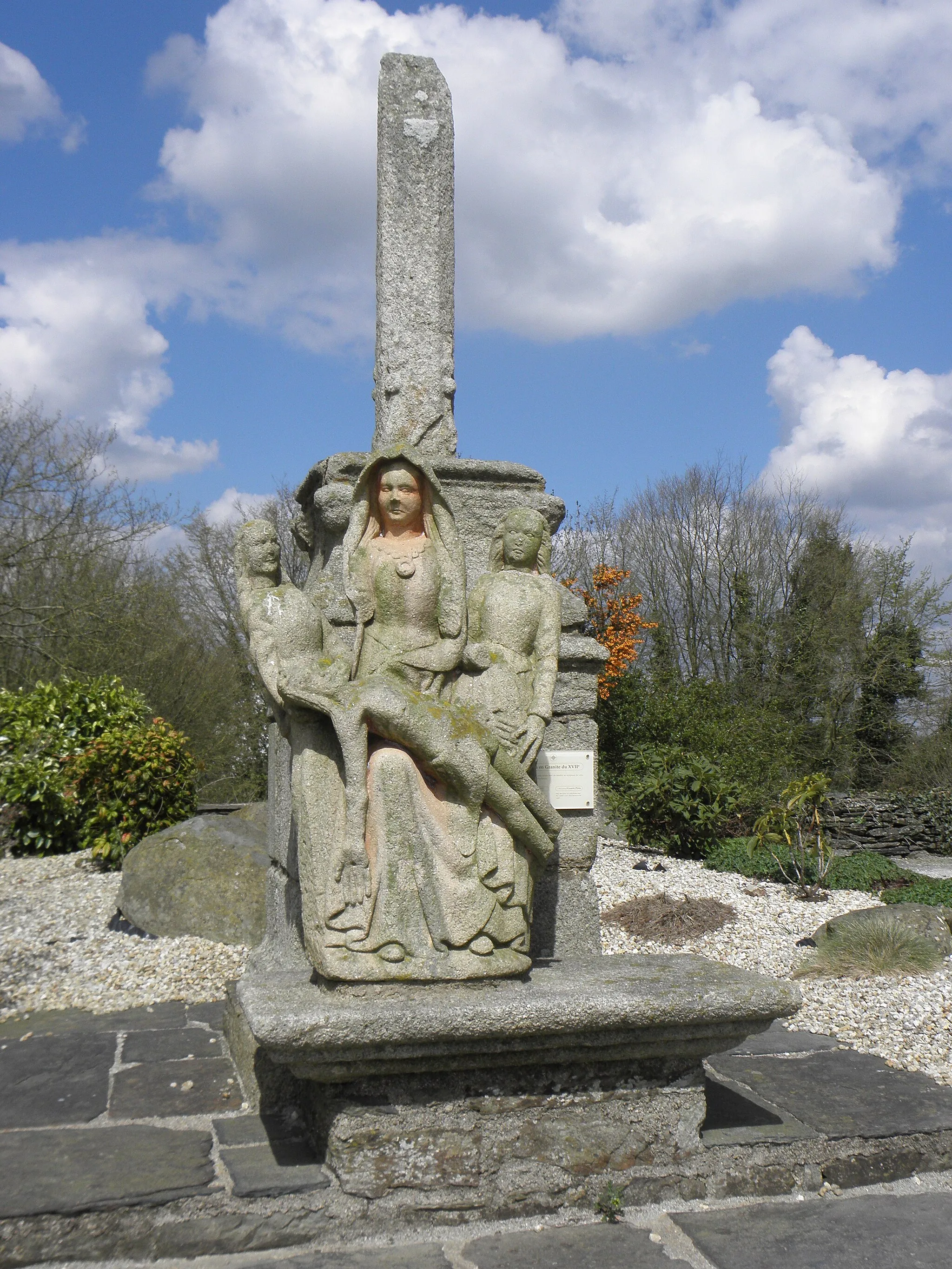 Photo showing: Pietà et croix du XVIIIème sises place du bourg à Plussulien (22).