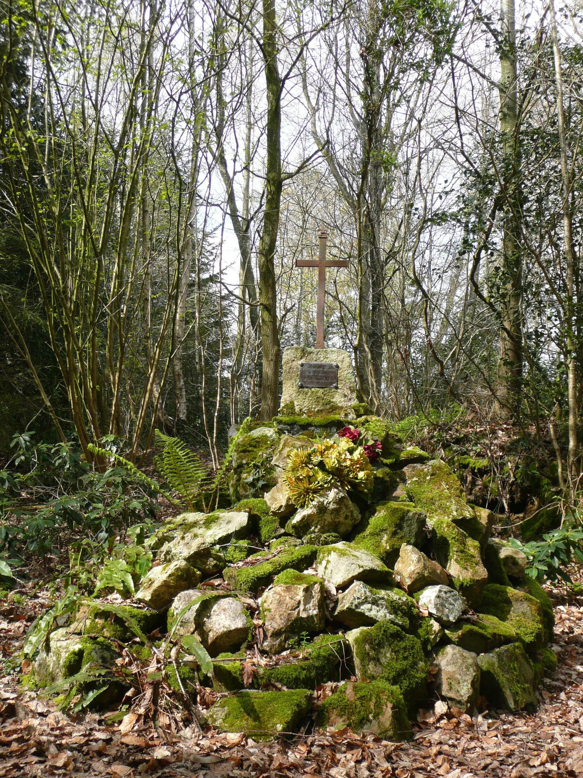 Photo showing: Tombe du marquis de la Rouërie dans le bois attenant au château de la Guyomarais