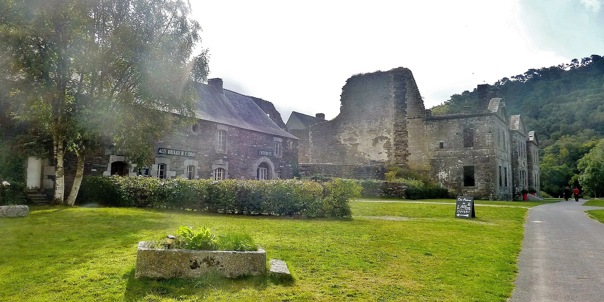 Photo showing: Abbaye Notre-Dame de Bon-Repos : l'ancienne ferme dans la cour intérieure de l'abbaye, désormais lieu d'expositions.