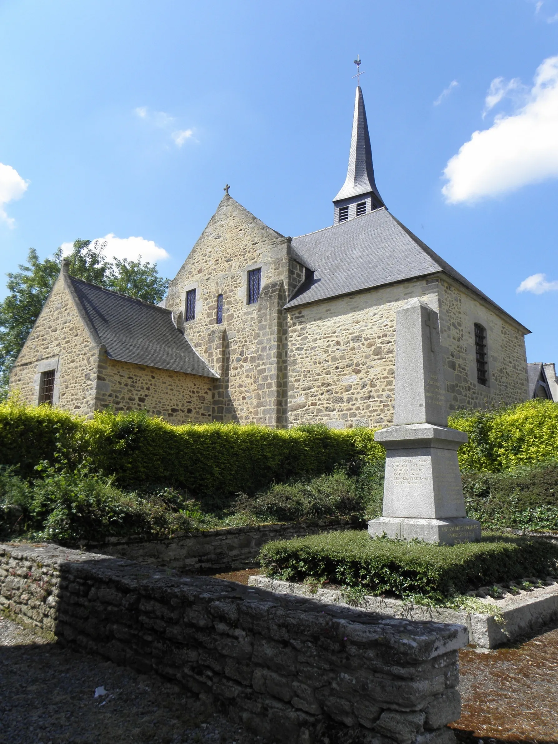 Photo showing: Église Saint-Jean de Saint-Maden (22). Chevet.