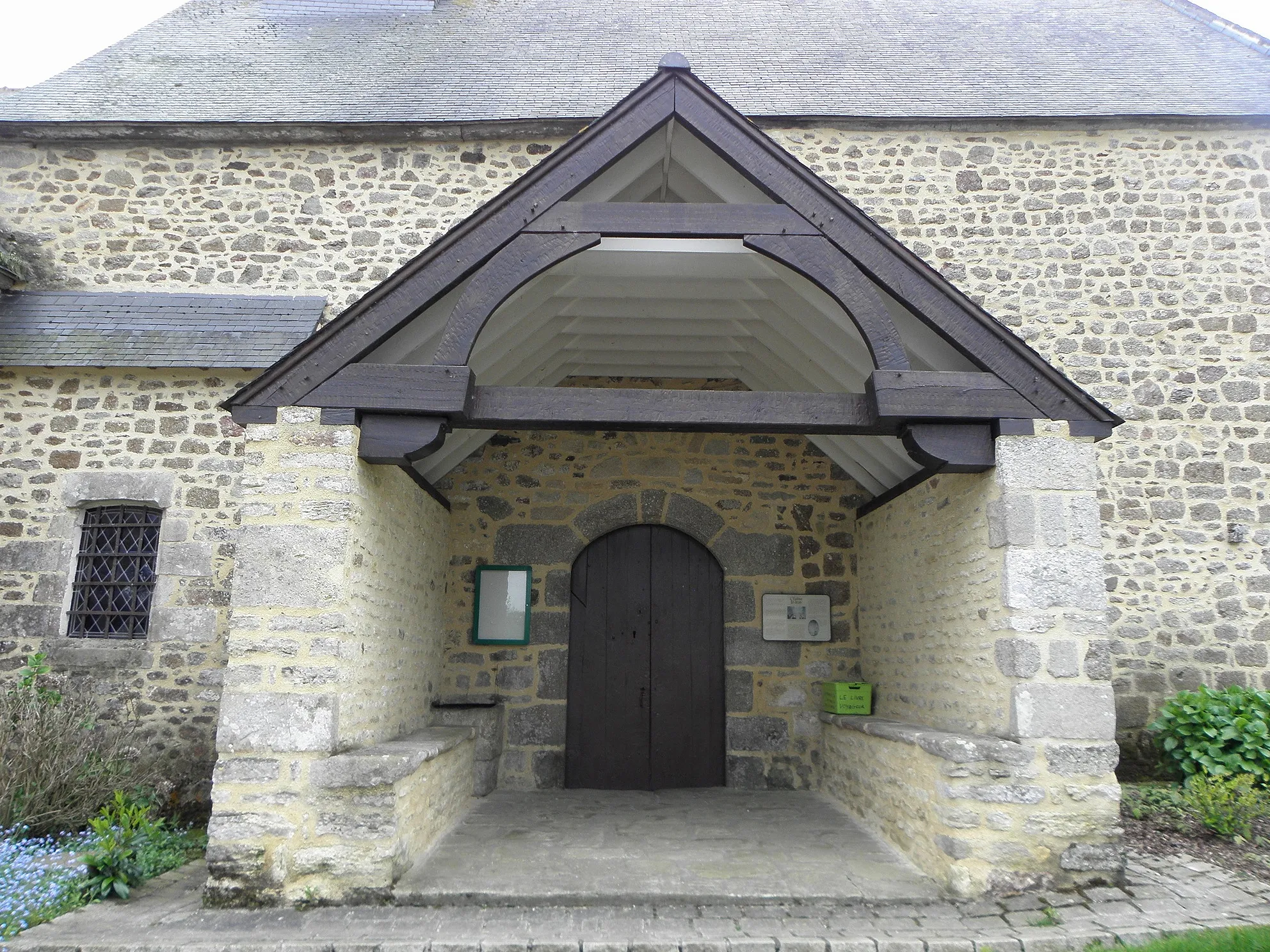 Photo showing: Église Saint-Jean de Saint-Maden (22). Porche nord.