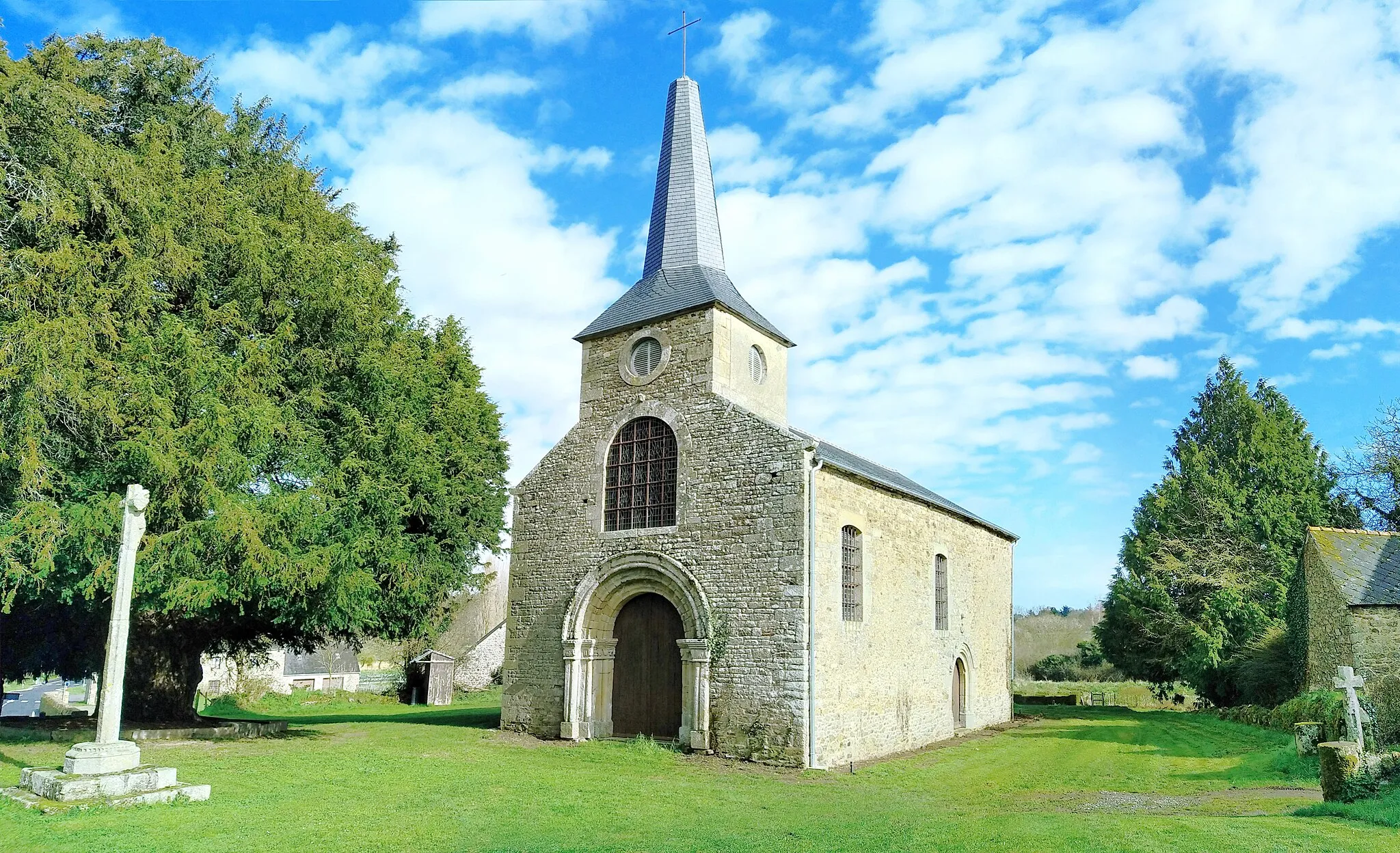 Photo showing: L'ancienne église Saint-Lunaire de Saint-Lormel dans les Côtes d'Armor.
