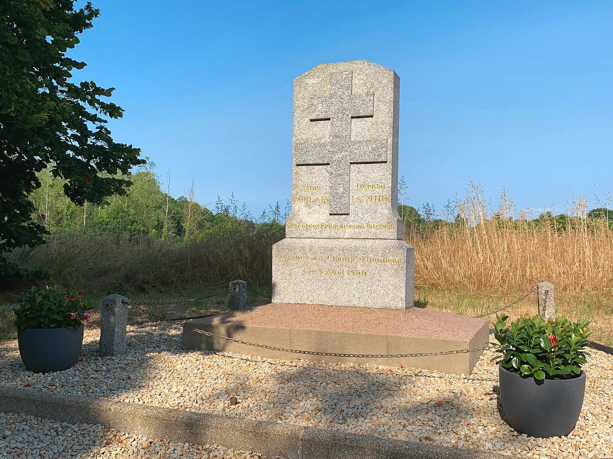 Photo showing: The stele of Vieux-Bourg in Saint-Lormel in Côtes d'Armor, France, erected in memory of Aimé Poulain and Gérard Lemire, two local children engaged in the resistance, shot by the Germans in these places, on August 4, 1944.