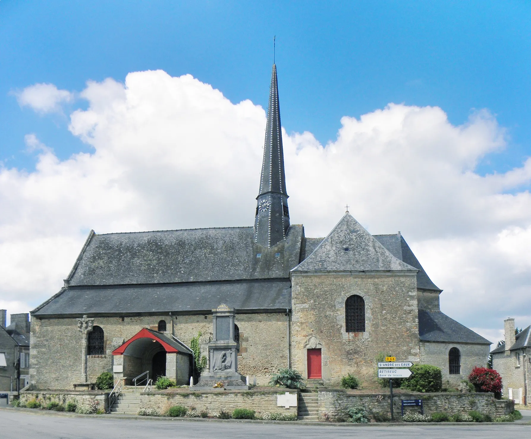Photo showing: Église Saint-Juvat, commune de Saint-Juvat (22). Vue méridionale.