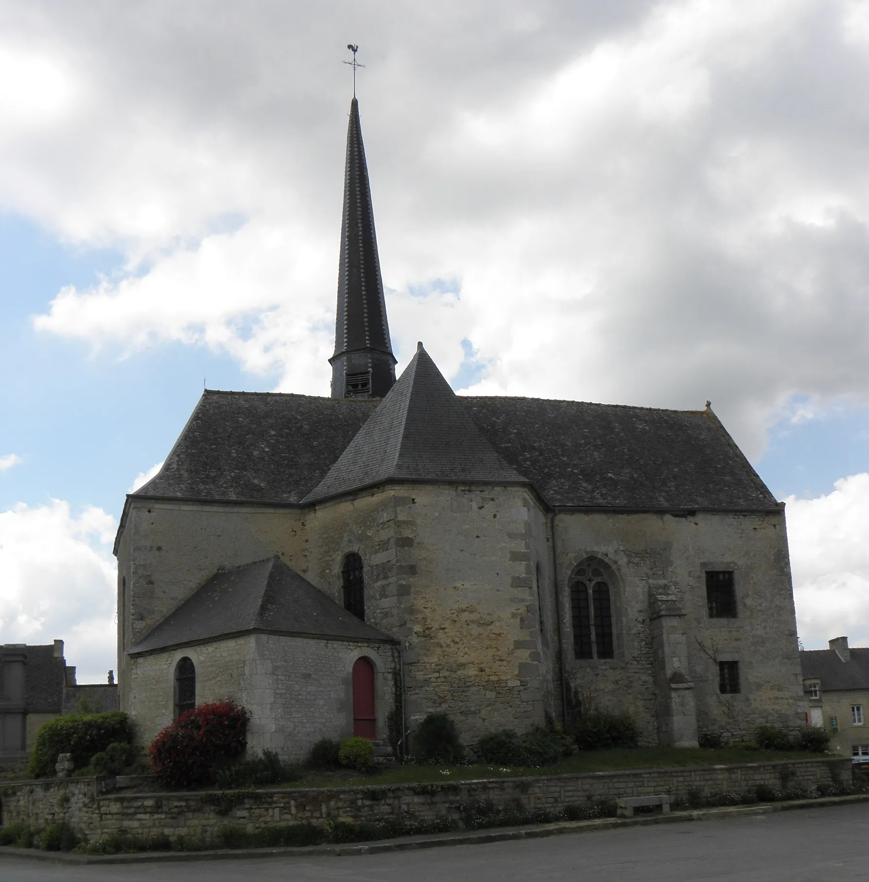 Photo showing: Église Saint-Juvat, commune de Saint-Juvat (22). Chevet.