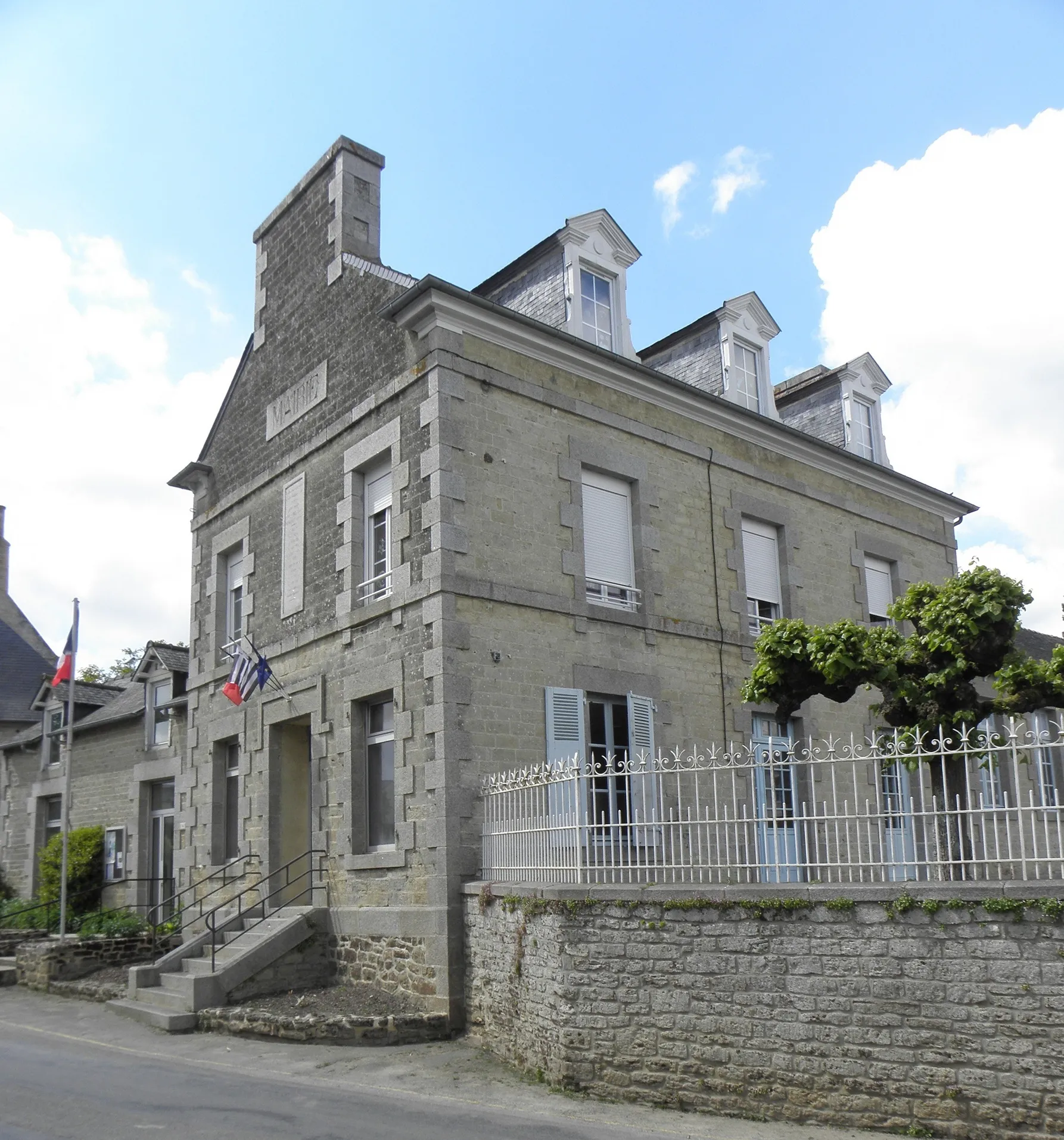 Photo showing: This building is indexed in the base Mérimée, a database of architectural heritage maintained by the French Ministry of Culture, under the reference IA00004874 .