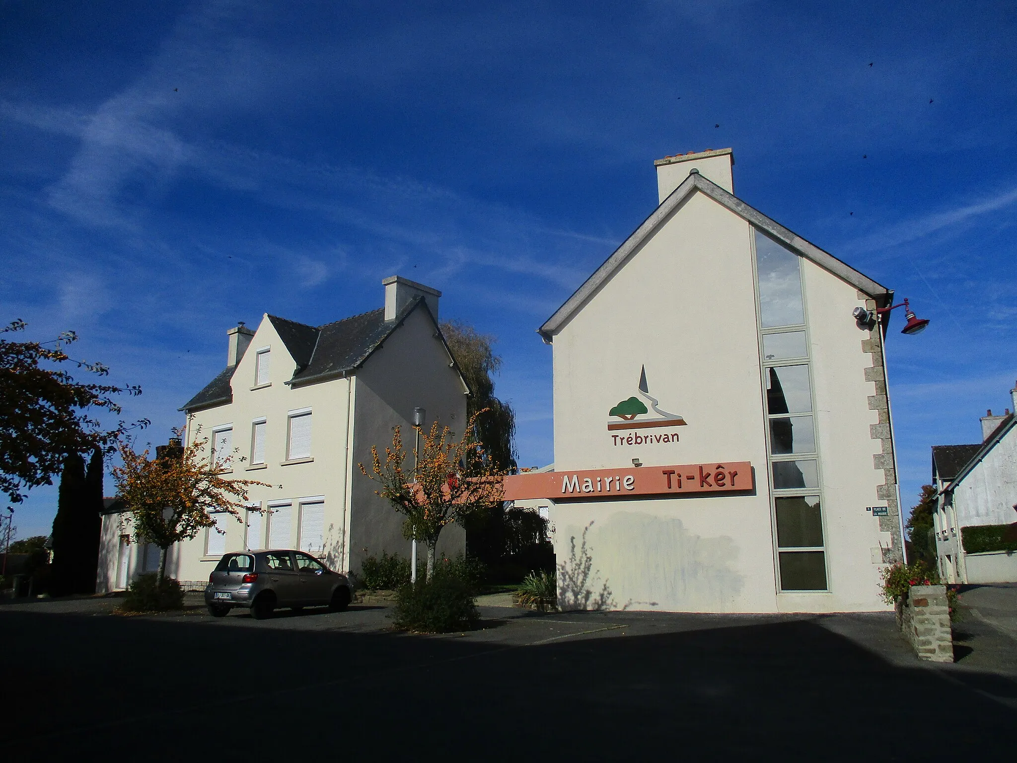 Photo showing: La mairie de Trébrivan