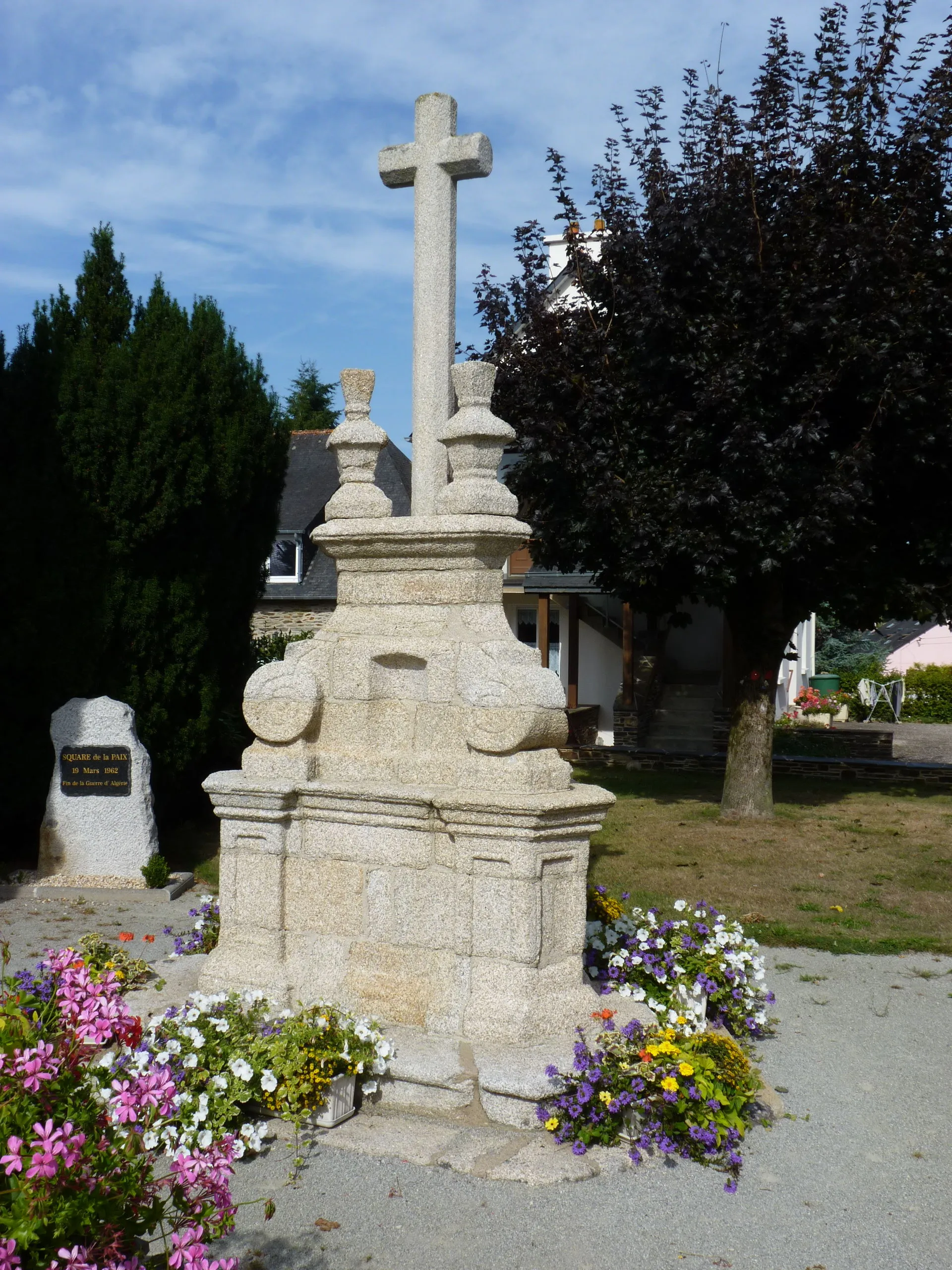 Photo showing: Croix de cimetière du 18ème siècle