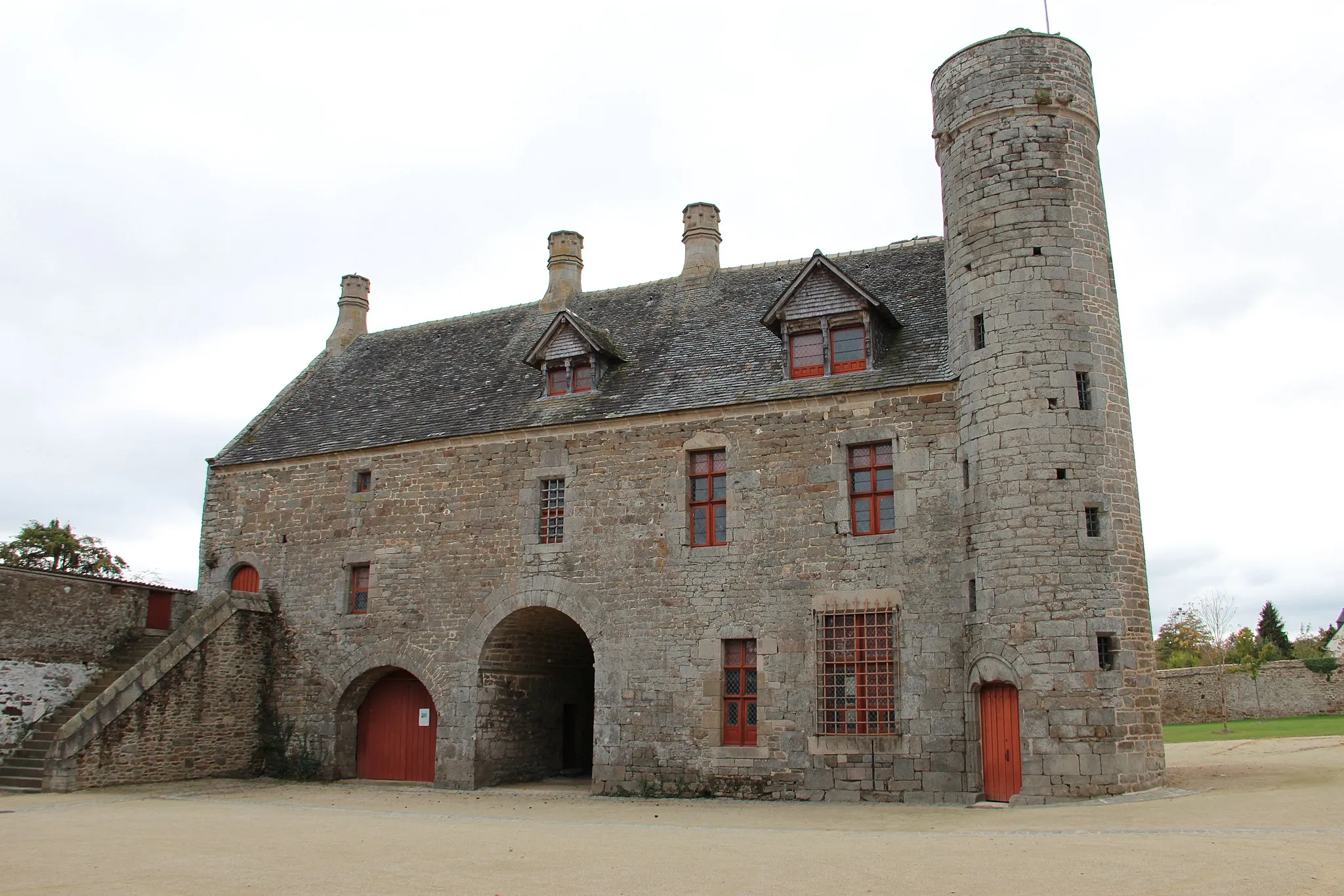 Photo showing: Manoir de la Grand'Cour à Taden. Ce superbe édifice du XIVème siècle a été le siège de la Seigneurie de Taden.
