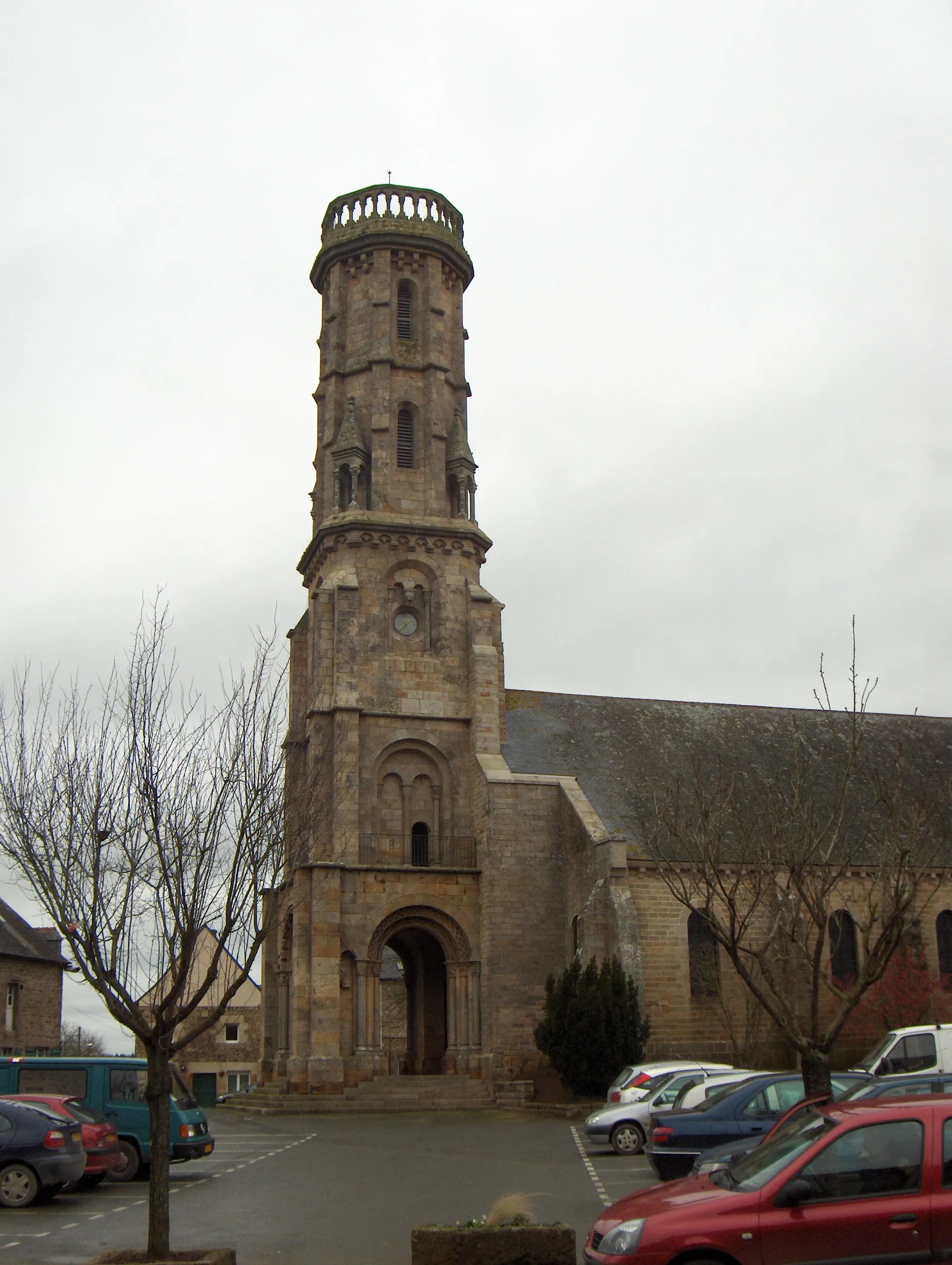 Photo showing: The tower of the church of Yvignac-la-Tour.