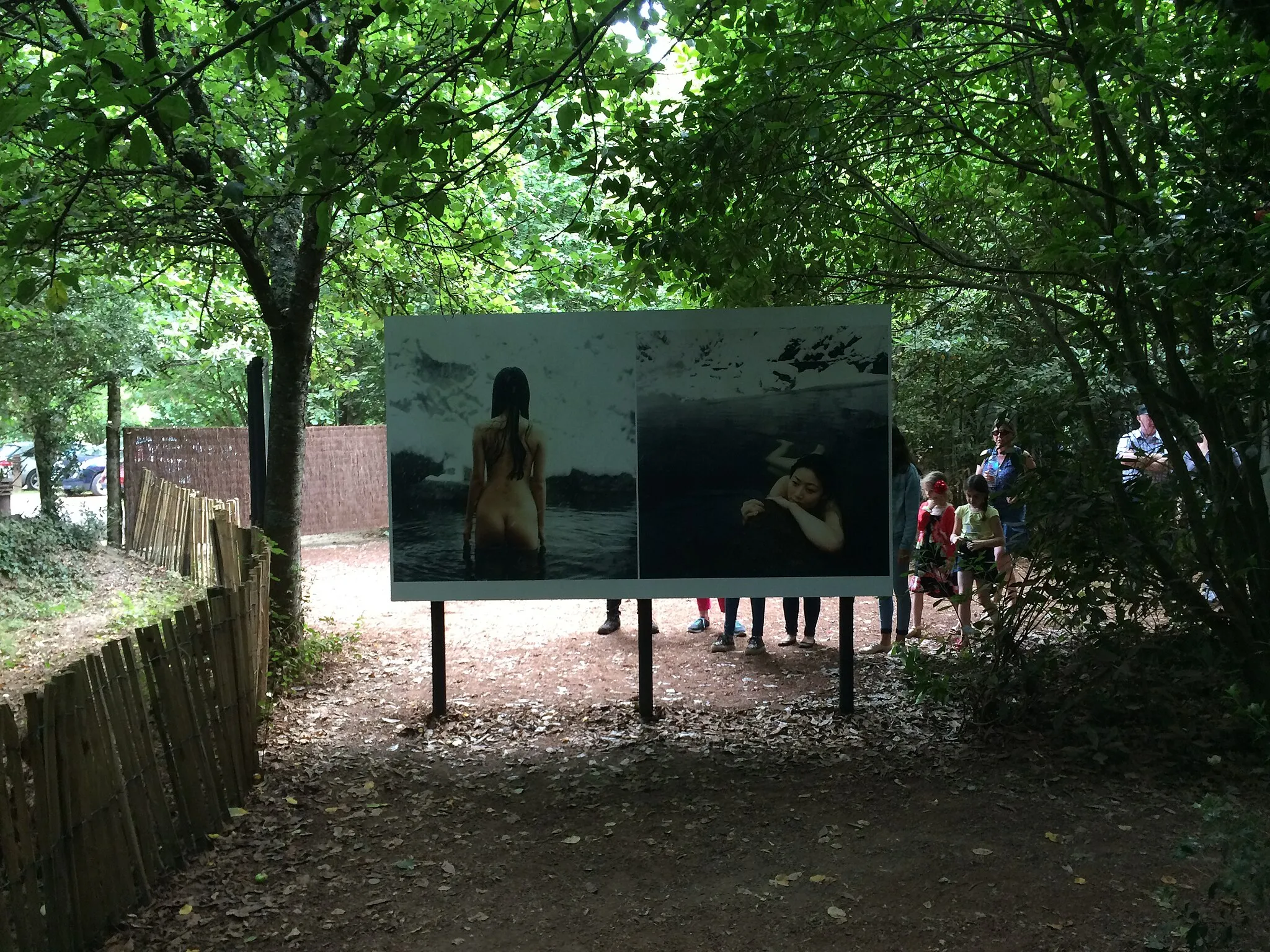 Photo showing: Autour du Festival de photographie de La Gacilly (Morbihan, Bretagne) en août 2016,  photos de Reyboz dans le petit bois à coté de la commune entre la rivière de l'Aff et la rue du clos Serot