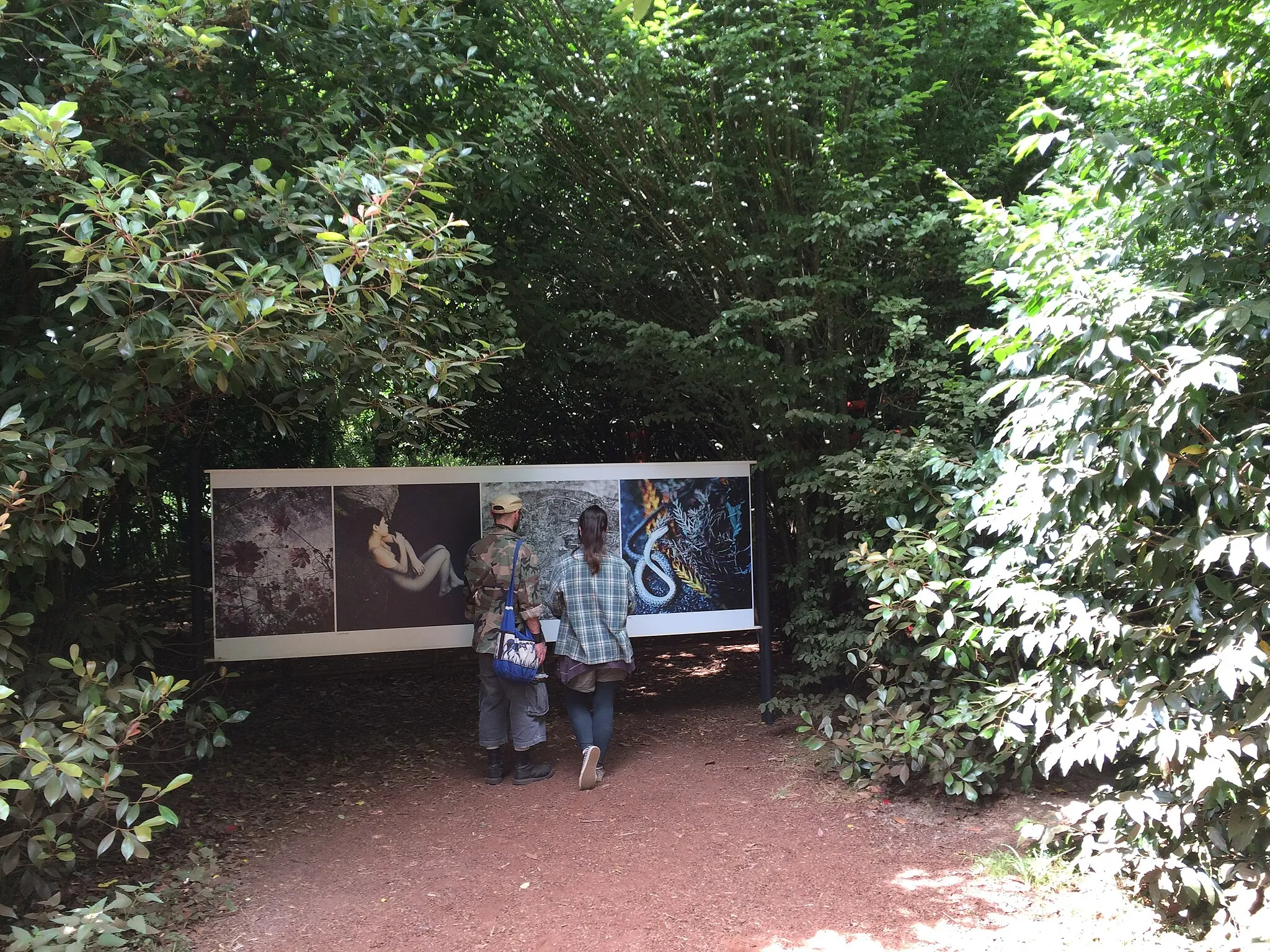 Photo showing: Autour du Festival de photographie de La Gacilly (Morbihan, Bretagne) en août 2016,  photos de Reyboz dans le petit bois à coté de la commune entre la rivière de l'Aff et la rue du clos Serot