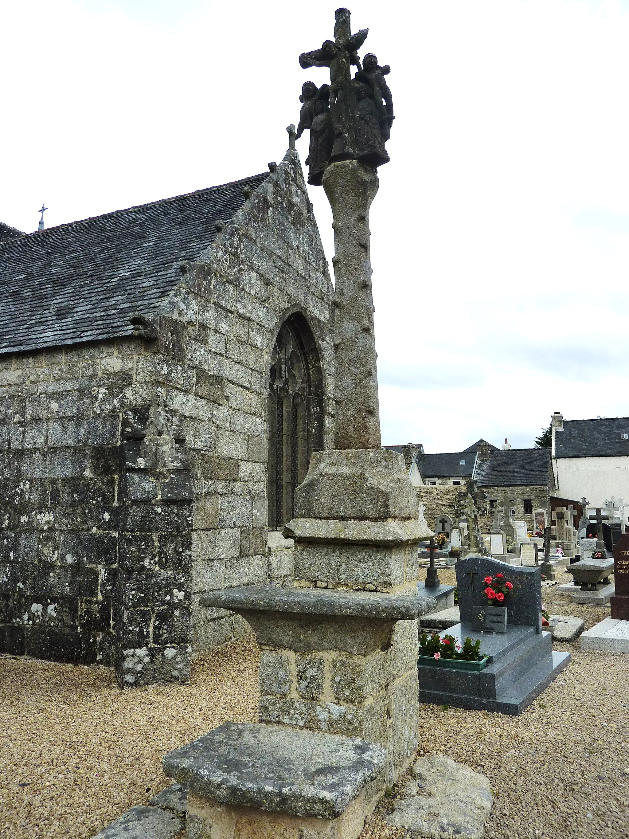 Photo showing: Berrien: le calvaire dans le vieux cimetière au sein de l'enclos paroissial, XVIe siècle, avec "marche surélevée pour le crieur public et table d'offrande".Atlas des croix et calvaires du Finistère