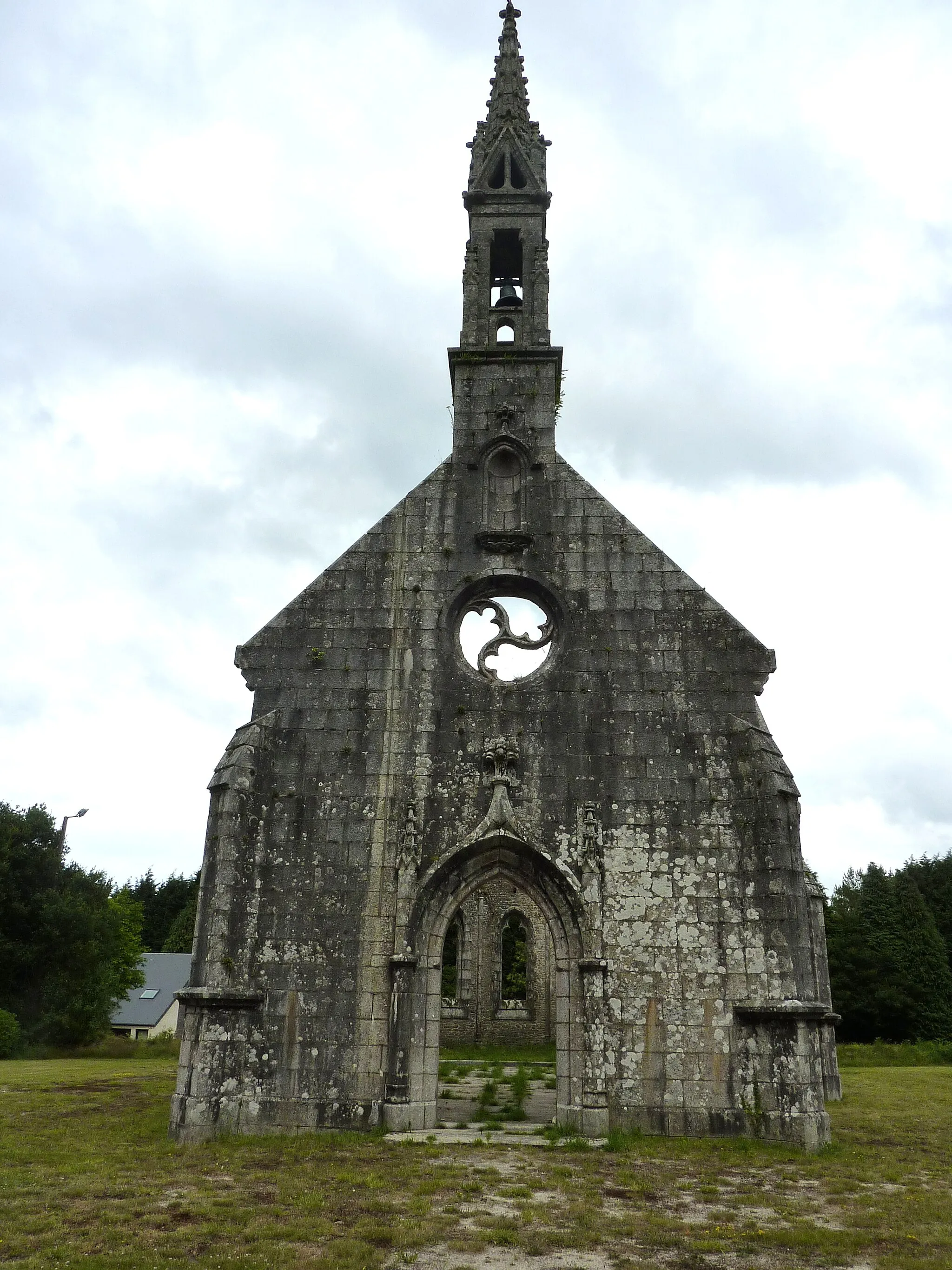 Photo showing: Berrien; portail de la chapelle Sainte-Barbe (détruite par la foudre en 1955)