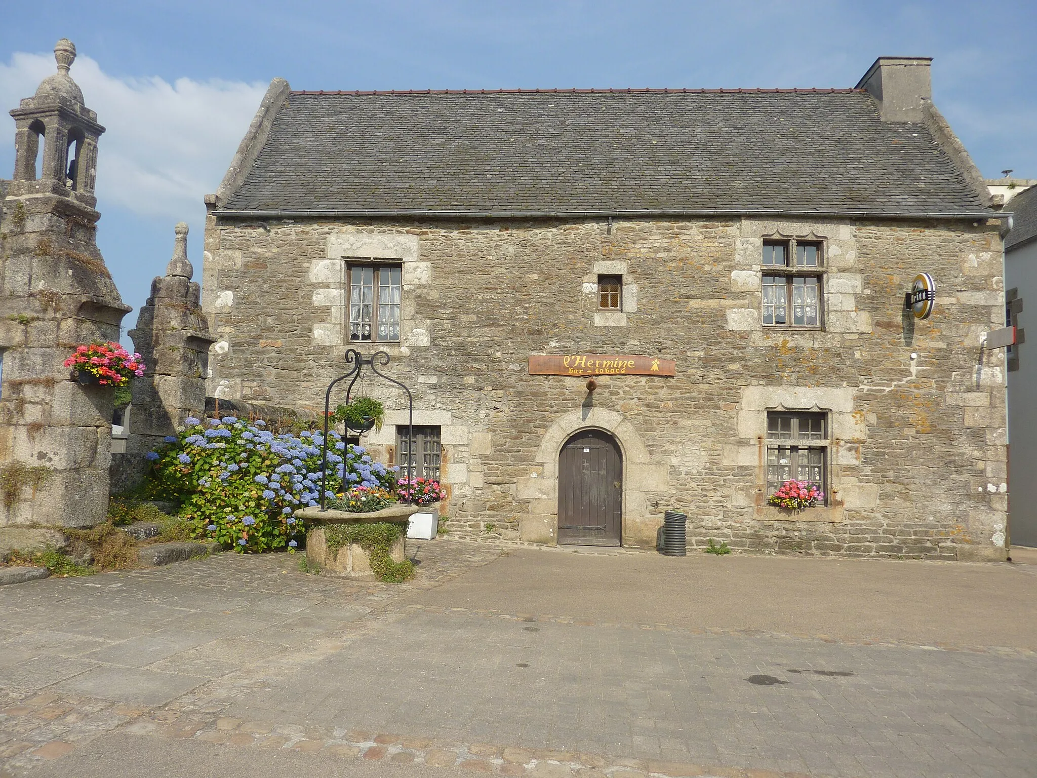 Photo showing: Bodilis : maison ancienne dans le bourg (bar-tabac l'Hermine).
