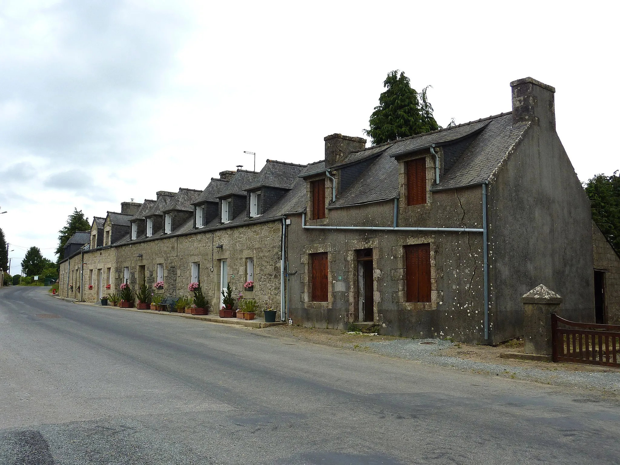 Photo showing: Bolazec: longères route de Plougras