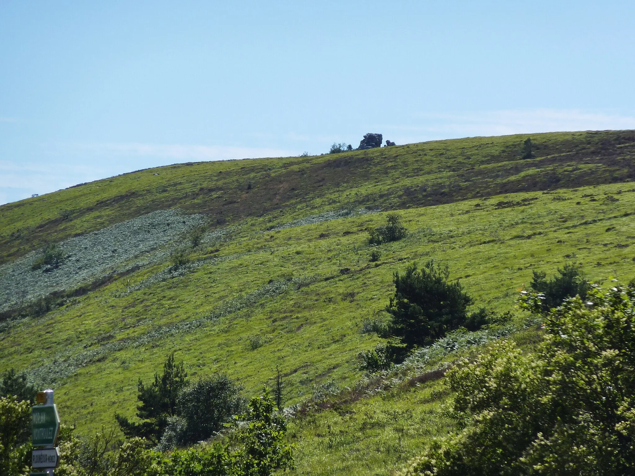 Photo showing: Botmeur: le Tuchen Kador vu de Croix-Cassée