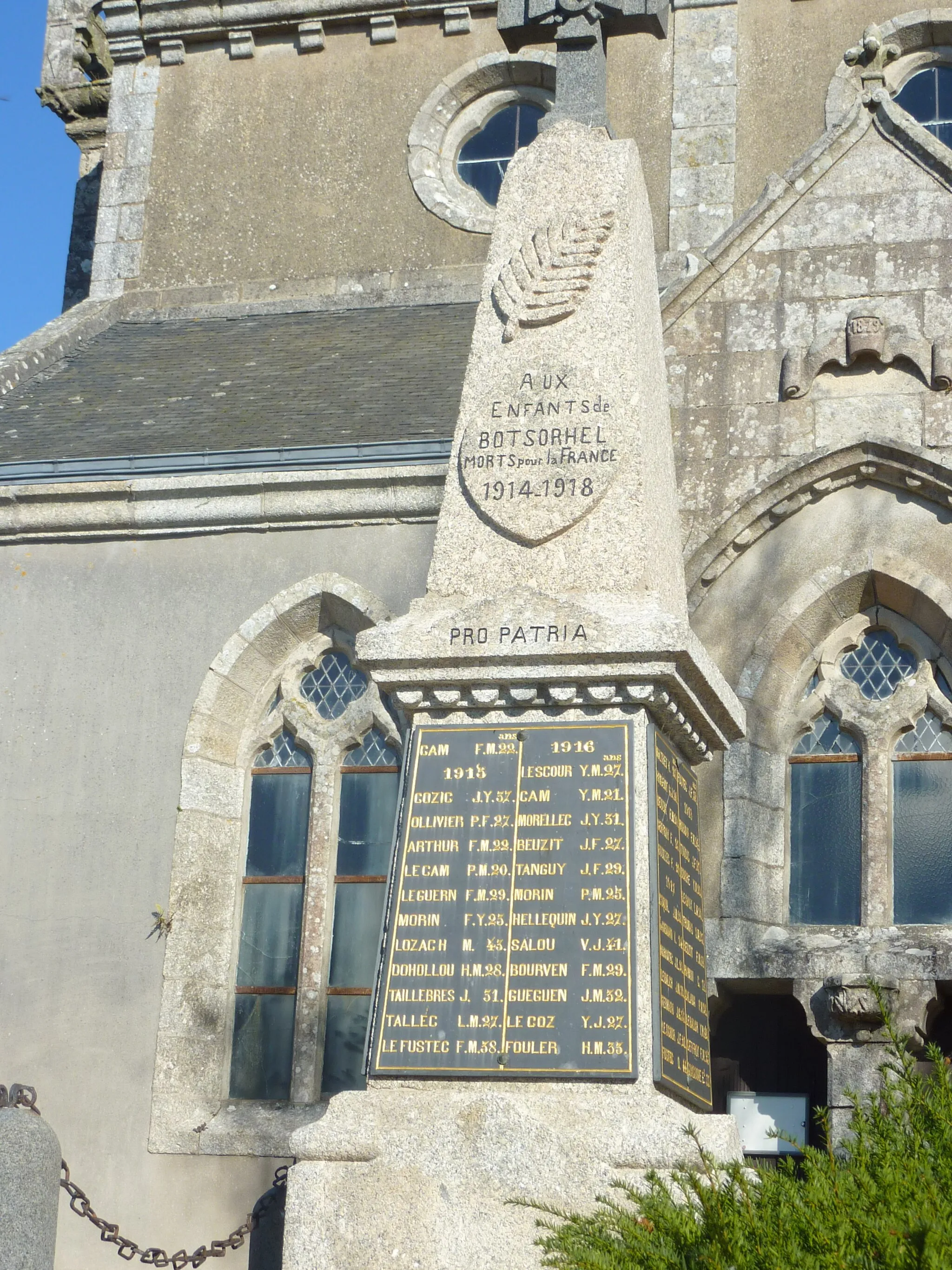 Photo showing: Botsorhel : le monument aux morts 1