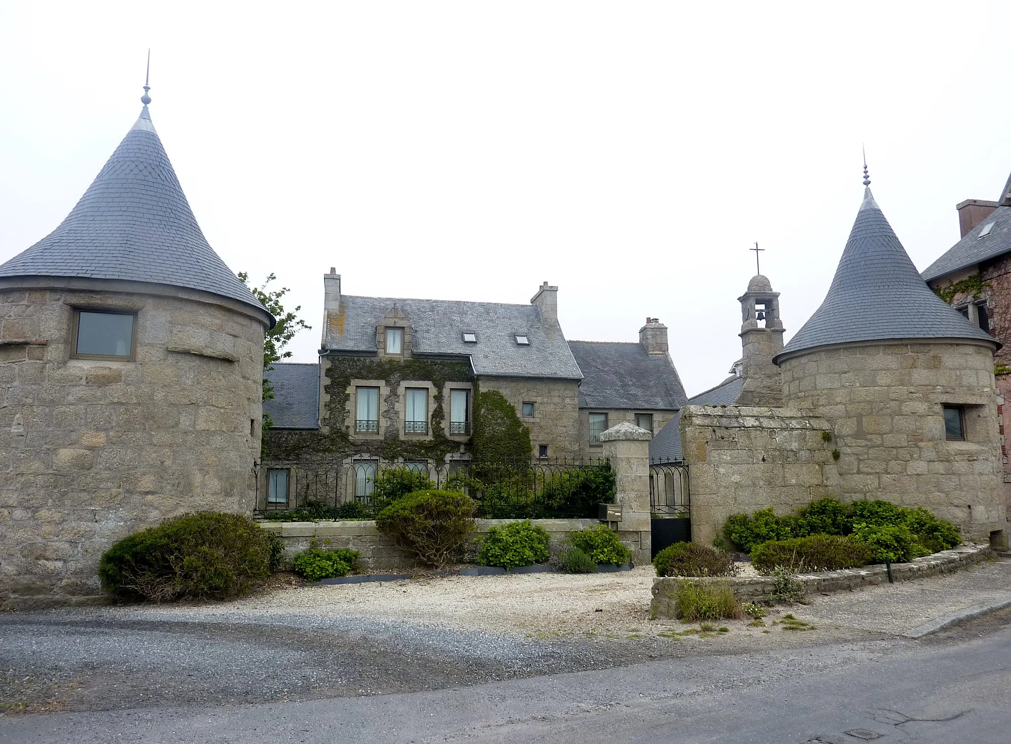 Photo showing: Brignogan : le manoir du Scluz, construit au début du XVIIe siècle (état actuel, après restauration)