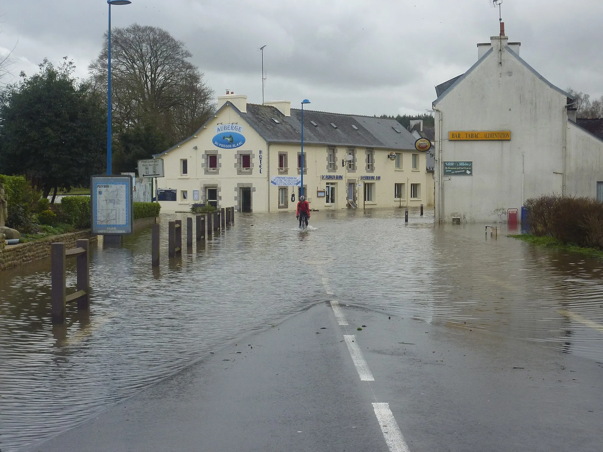 Photo showing: L'Aulne en crue : les inondations du 7 février 2014 à Pont-Coblant. Un cycliste a pris le risque de traverser, bien que la RD 785 soit coupée en raison de l'inondation