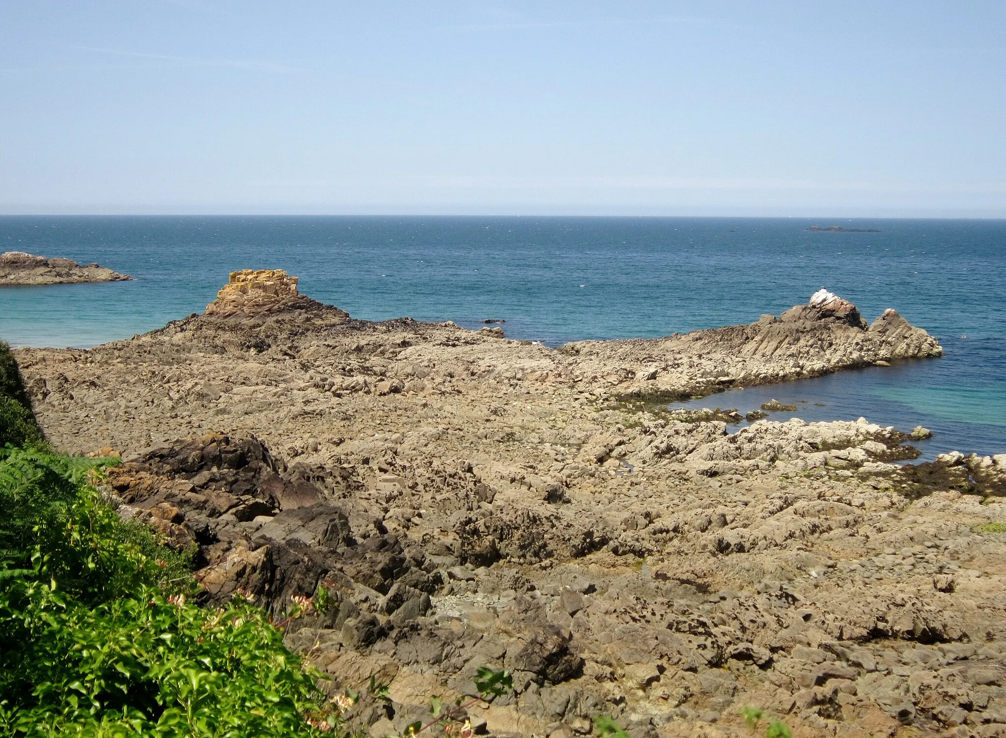 Photo showing: Rochers entre la plage de Vilin Izella et celle de Poul Rodou vus depuis le GR 34.