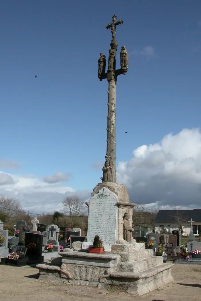 Photo showing: Monument aux morts - Guipronvel-29, calvaire du XVIe siècle, Histoire, patrimoine et noblesse de Bretagne