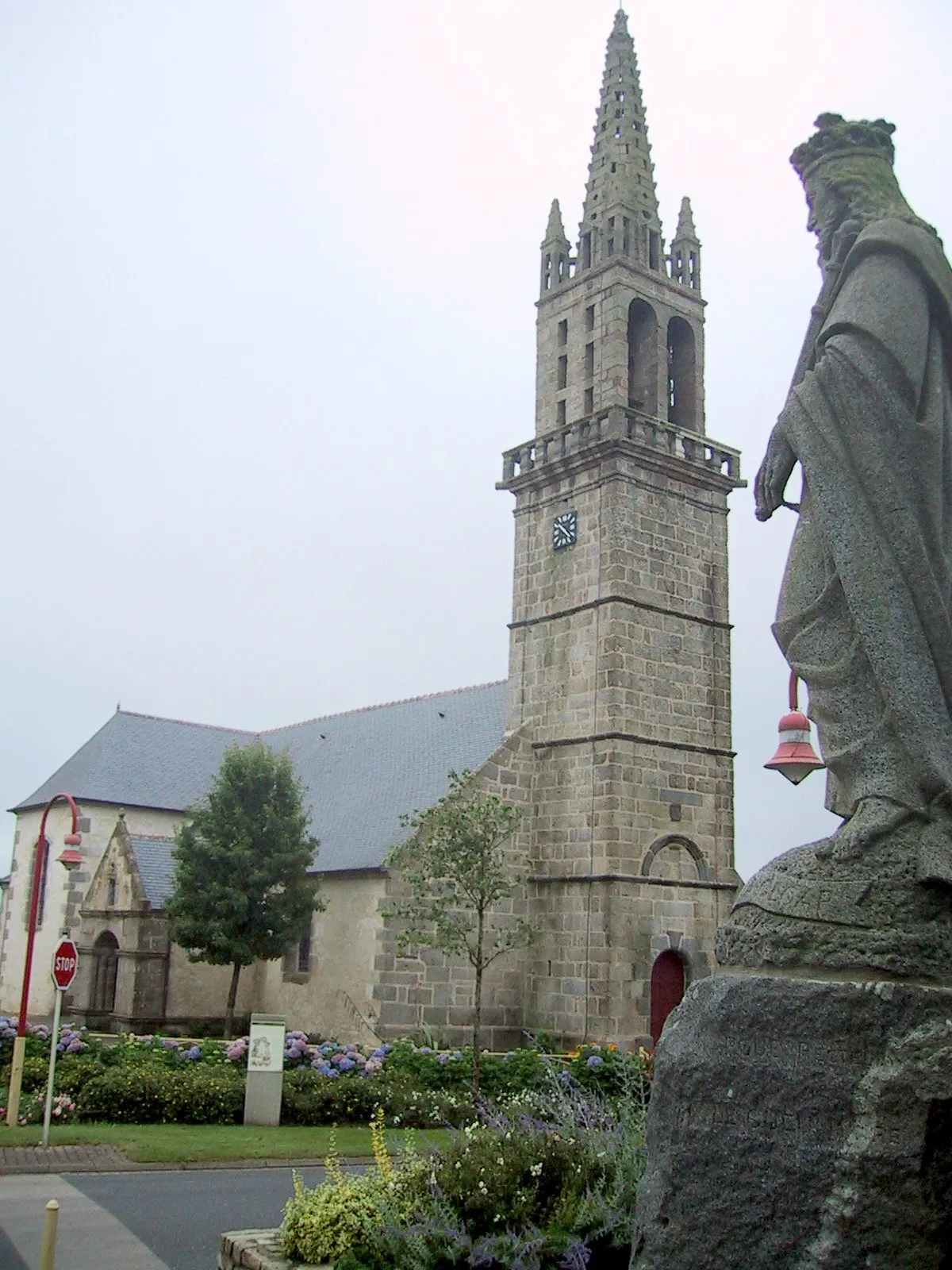 Photo showing: The Church of Kersaint-Plabennec is dedicated to St. Stephen (Saint Étienne).